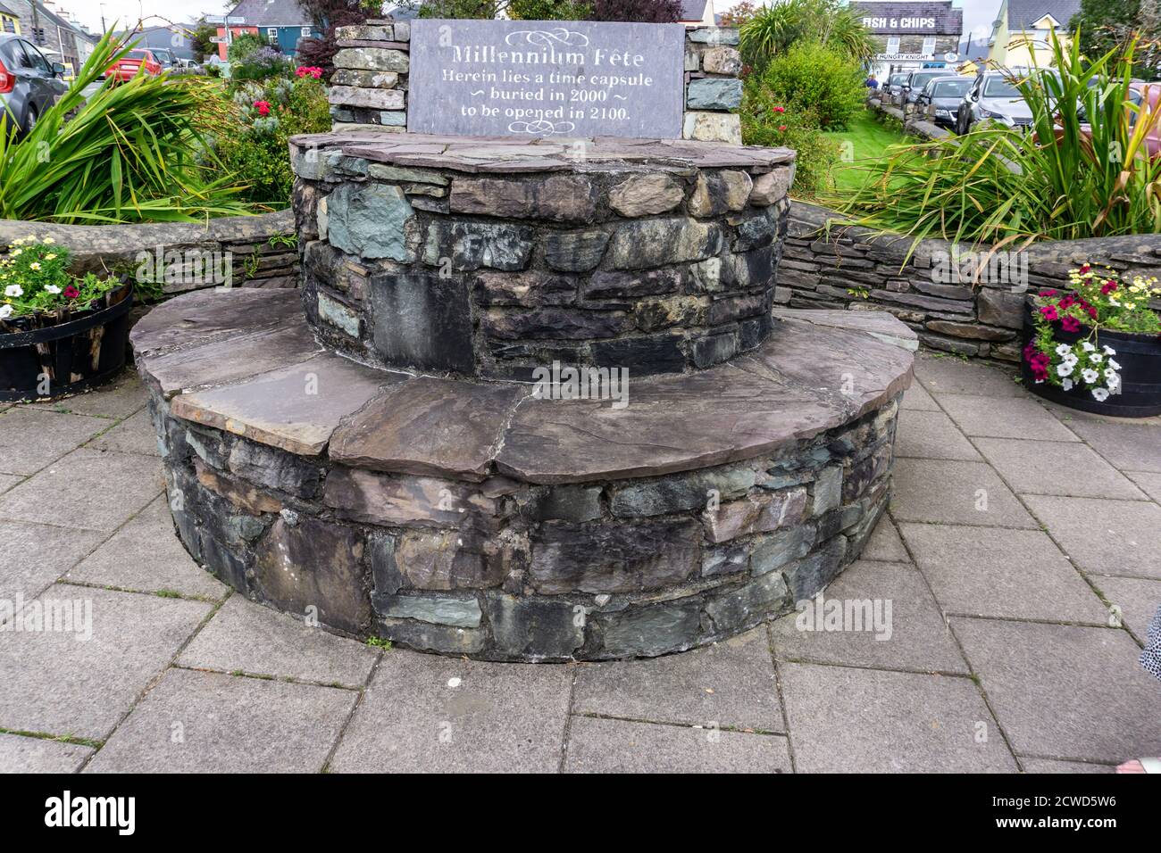 In Sneem, Grafschaft Kerry, Irland, wurde im Jahr 2000 eine Zeitkapsel begraben, die im Jahr 2100 eröffnet werden soll. Stockfoto