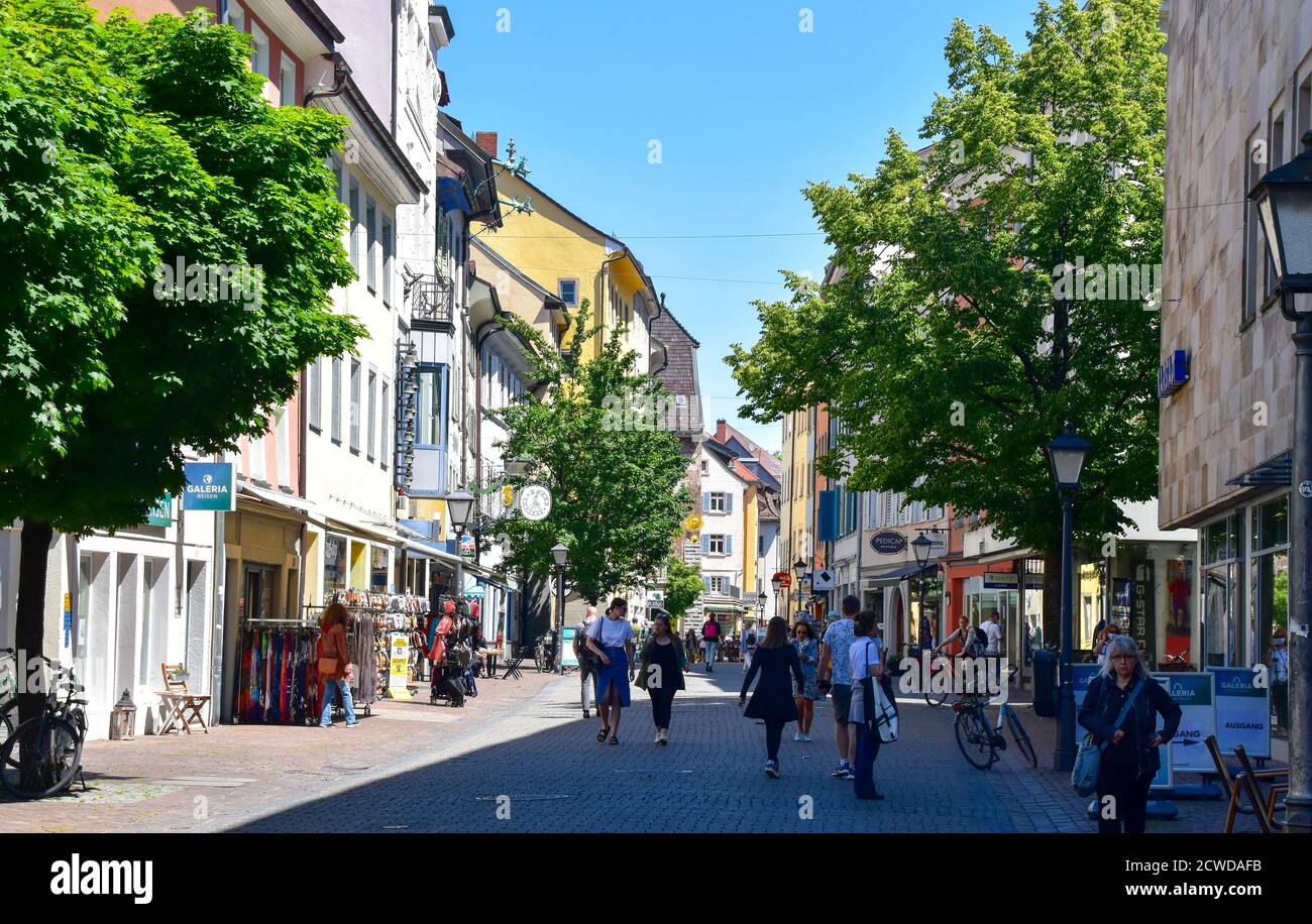 Konstanz, Deutschland - 27. Mai 2020: Überfüllte Straßen am sonnigen Frühlingstag. Stockfoto