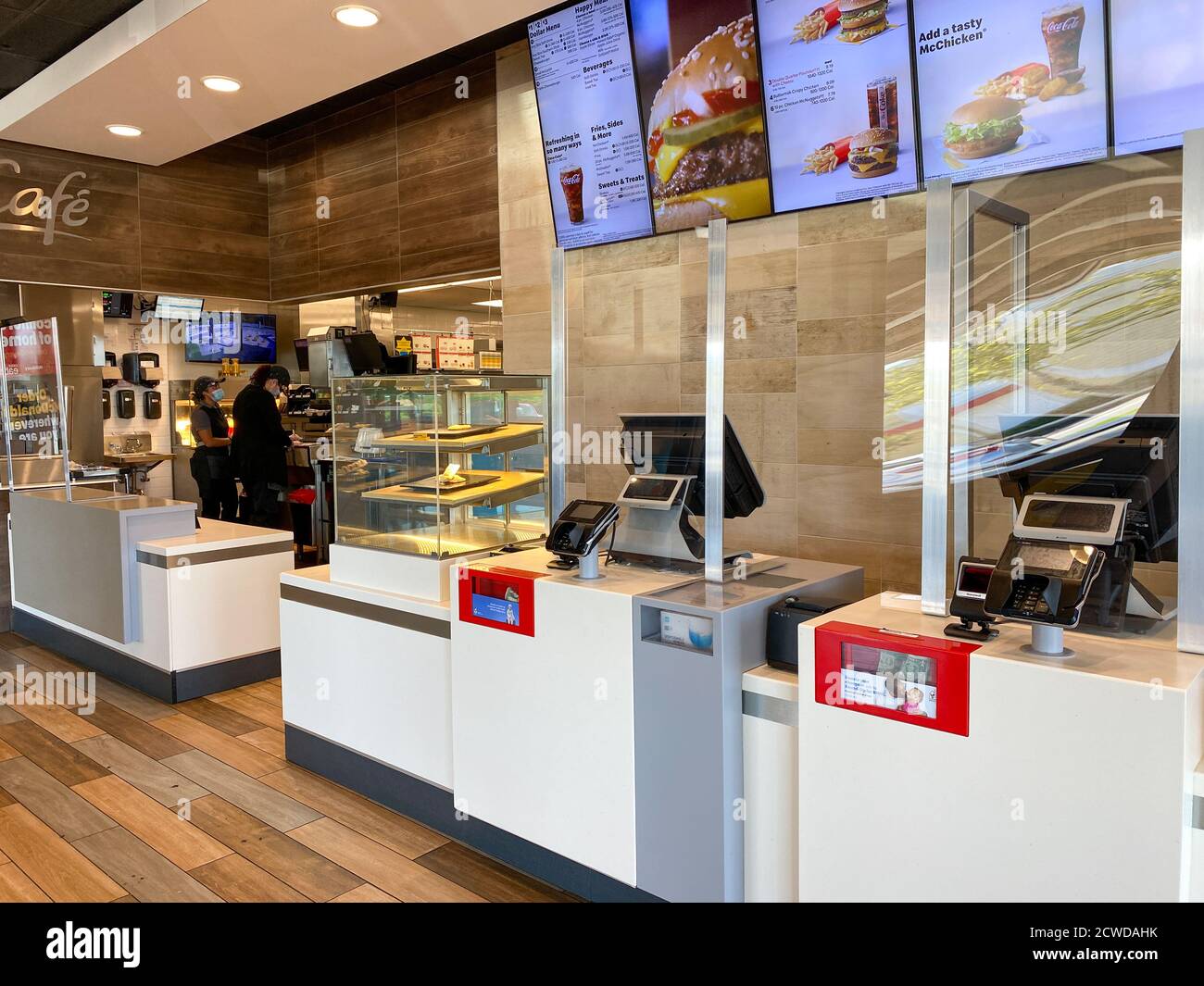 Orlando, FL/USA-9/1/20: Der Bestell- und Zahlungszähler mit Plexiglasschilden für die Coronavirus-Pandemie bei einem McDonalds in Orlando, Florida. Stockfoto