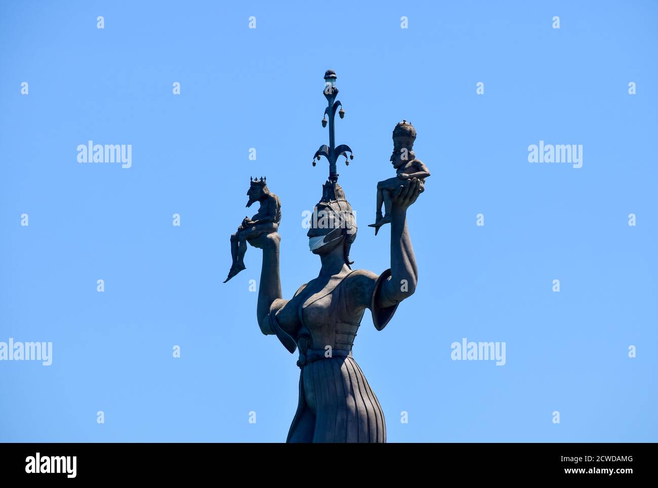 Konstanz, Deutschland - 27. Mai 2020: Imperia-Statue am Eingang des Konstanzer Hafens mit medizinischer Maske zur Zeit des Coronavirus. Stockfoto