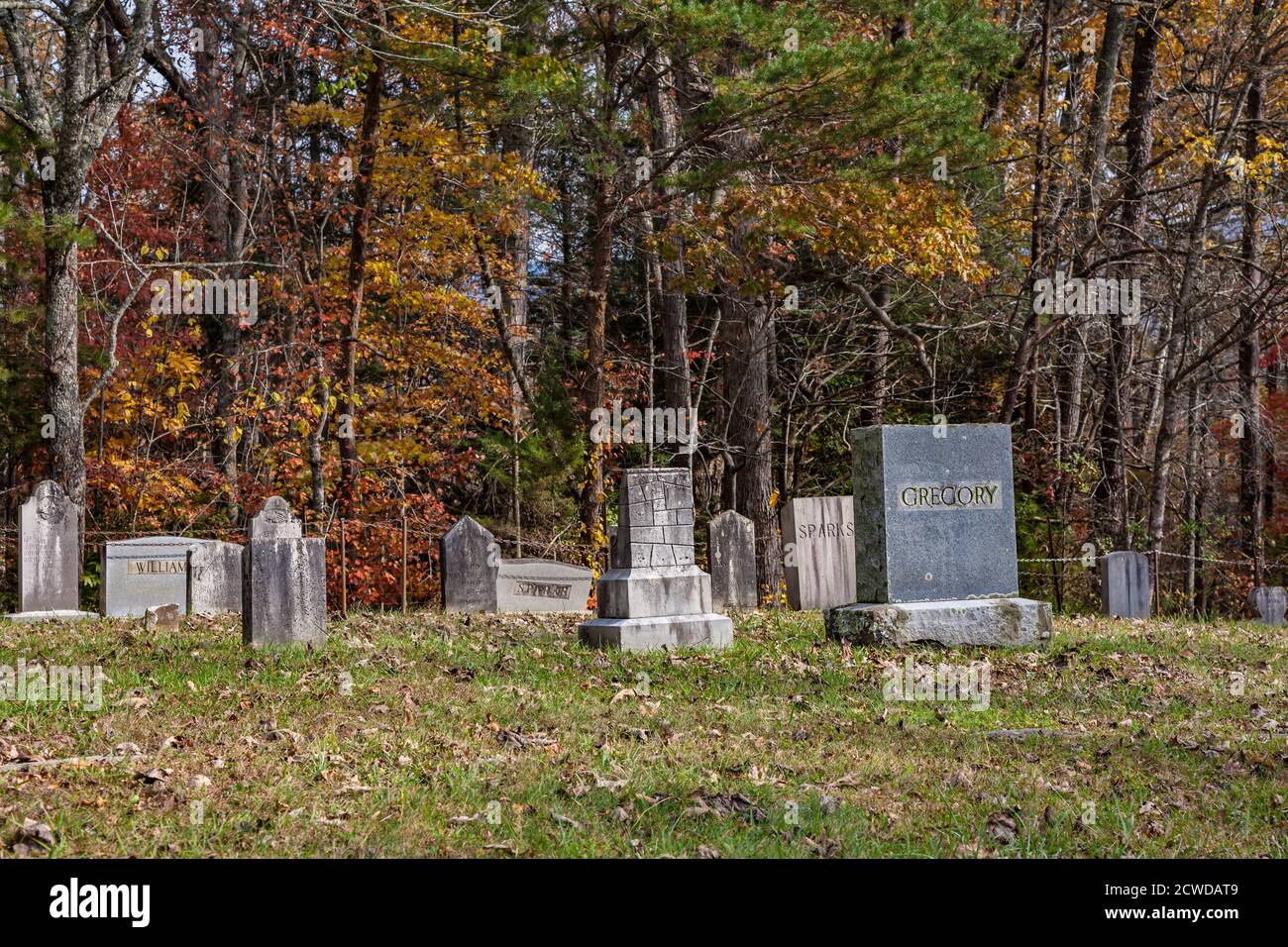 Grabmale auf dem primitiven Baptist Church Cemetery in Cades Cove im Great Smoky Mountains National Park, Tennessee Stockfoto