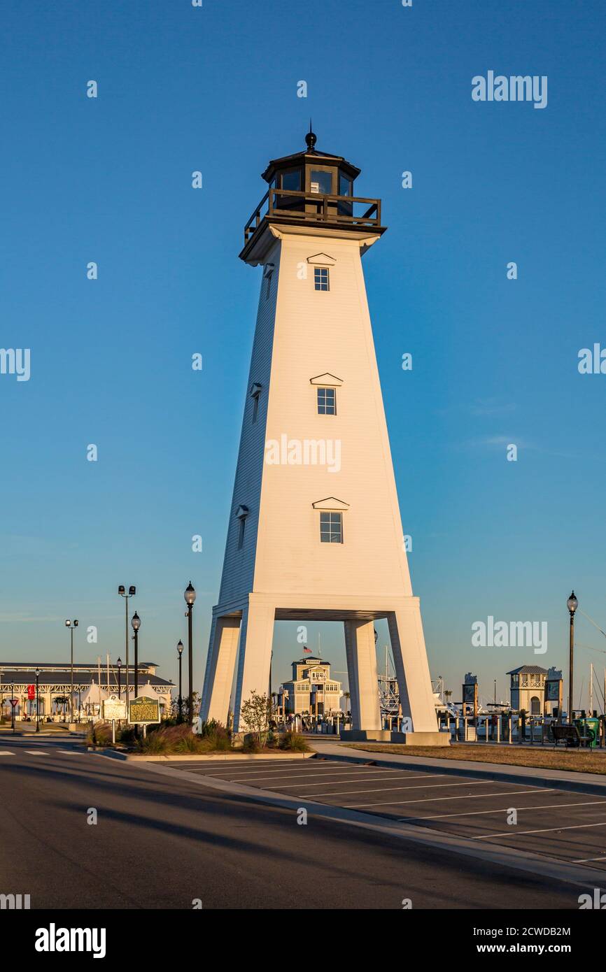 Das Hafenmeisterbüro, das unter dem Leuchtturm am Gulfport Small Craft Harbour in Gulfport, Mississippi, USA, zu sehen ist Stockfoto