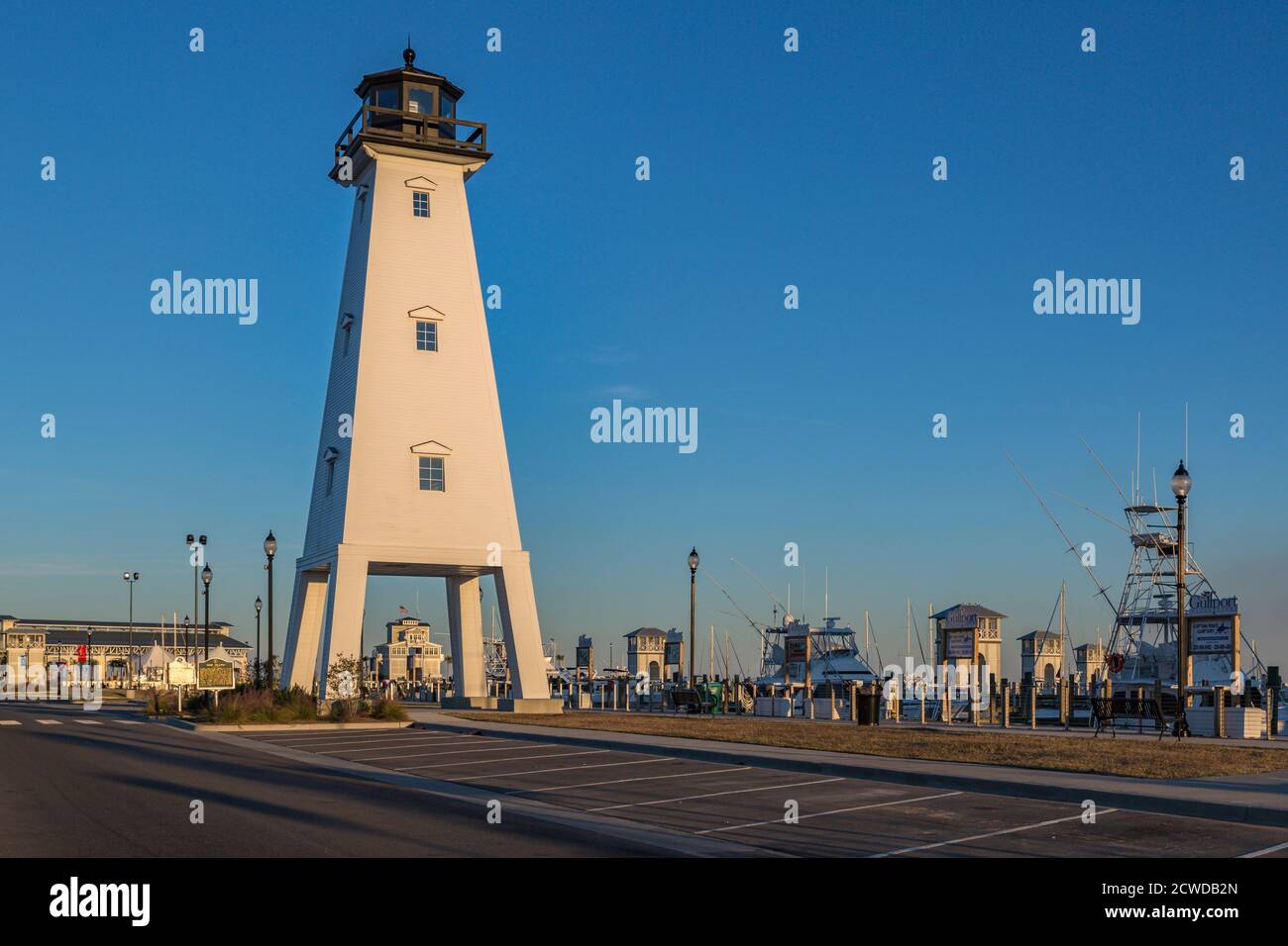 Das Hafenmeisterbüro, das unter dem Leuchtturm am Gulfport Small Craft Harbour in Gulfport, Mississippi, USA, zu sehen ist Stockfoto