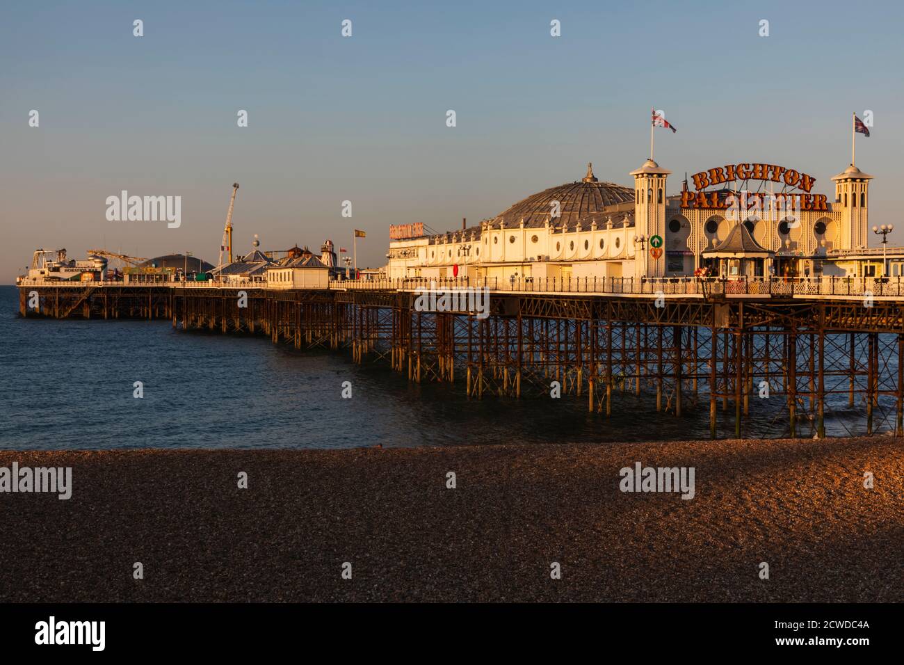 England, East Sussex, Brighton, Brighton Beach und Pier Stockfoto