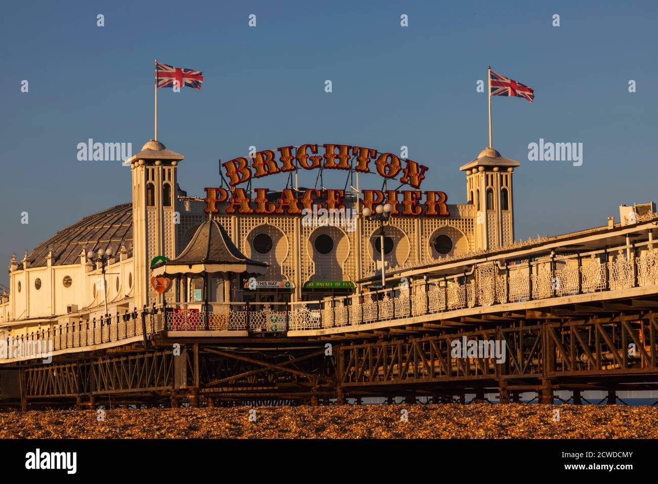 England, East Sussex, Brighton, Brighton Beach und Pier Stockfoto