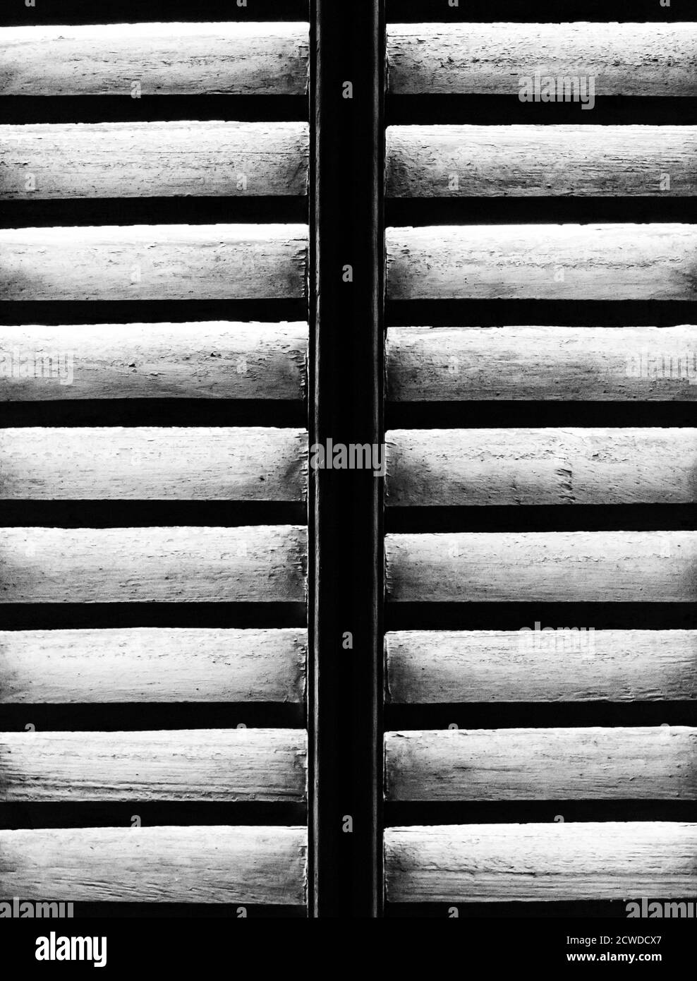 Detail eines alten venezianischen Holzfensters. Schwarzweißbild. Rio de Janeiro, Brasilien. 2017 Stockfoto