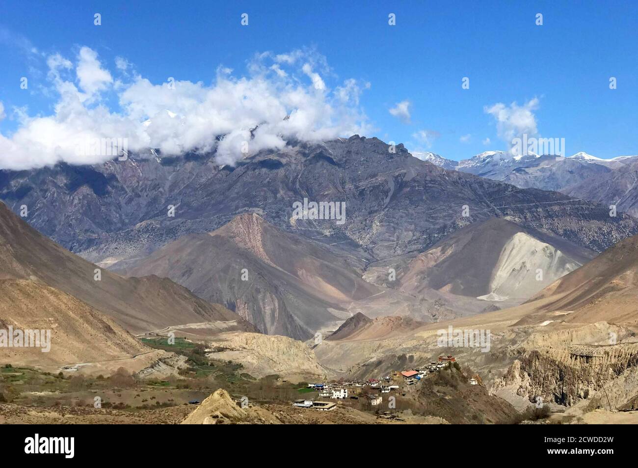 Atemberaubende Himalaya-Landschaft in Mustang Kingdom, Nepal. Unglaubliche bergige Natur. Malerische Wolkenlandschaft über Dhaulagiri Range. Atemberaubender Himalaya. Stockfoto