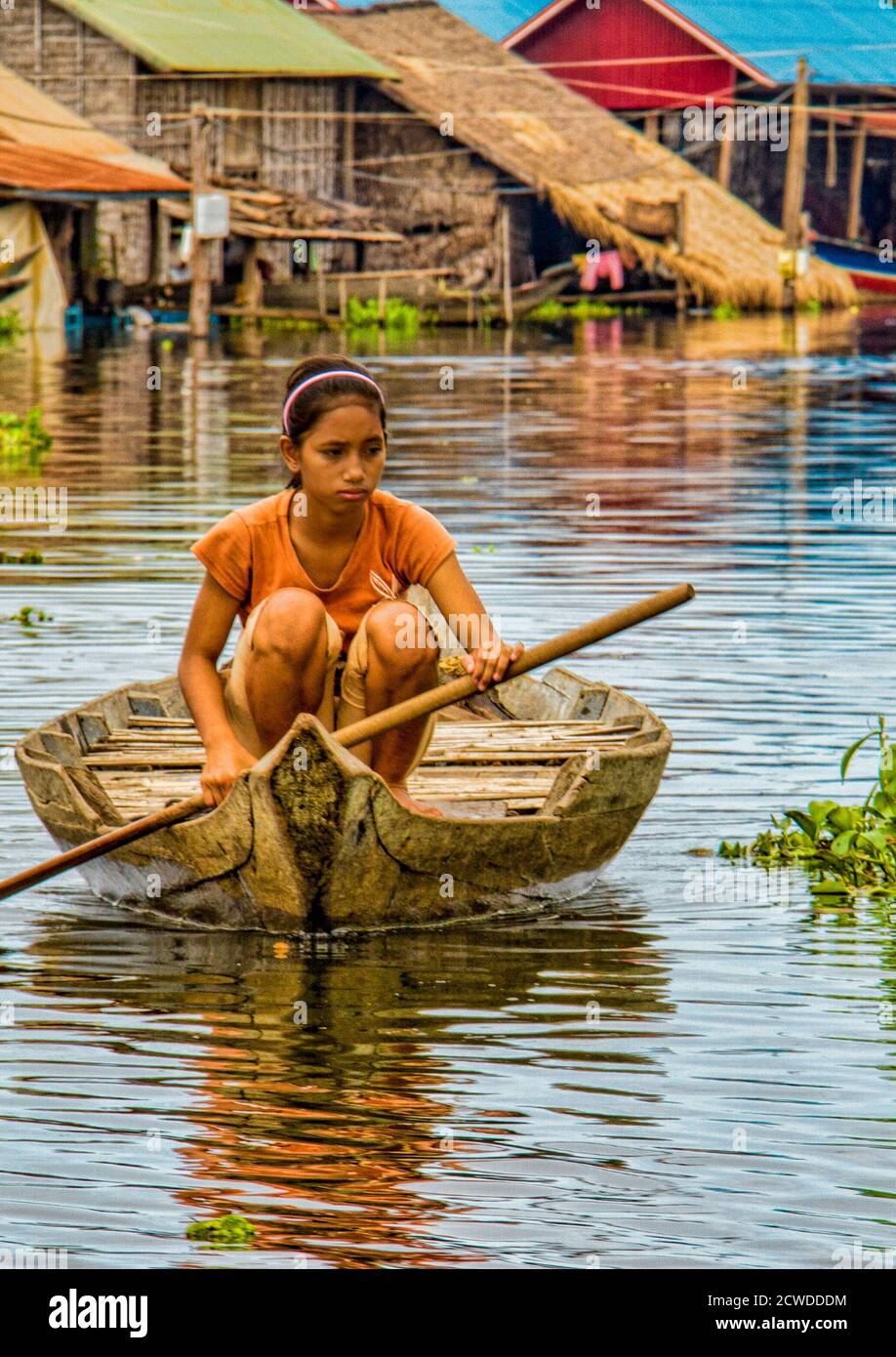 Mädchen rudern Ihr Boot auf See Tonle Sap, Kambodscha bei Flut am 14.Oktober 2011 Stockfoto