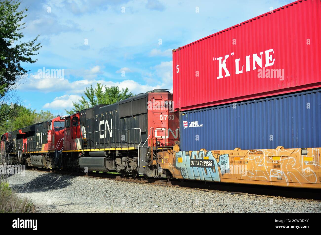 Elgin, Illinois, USA. Drei Lokomotiven der Canadian National Railway führen eine intermodale Fracht in der Nähe der Spaulding Junction. Stockfoto