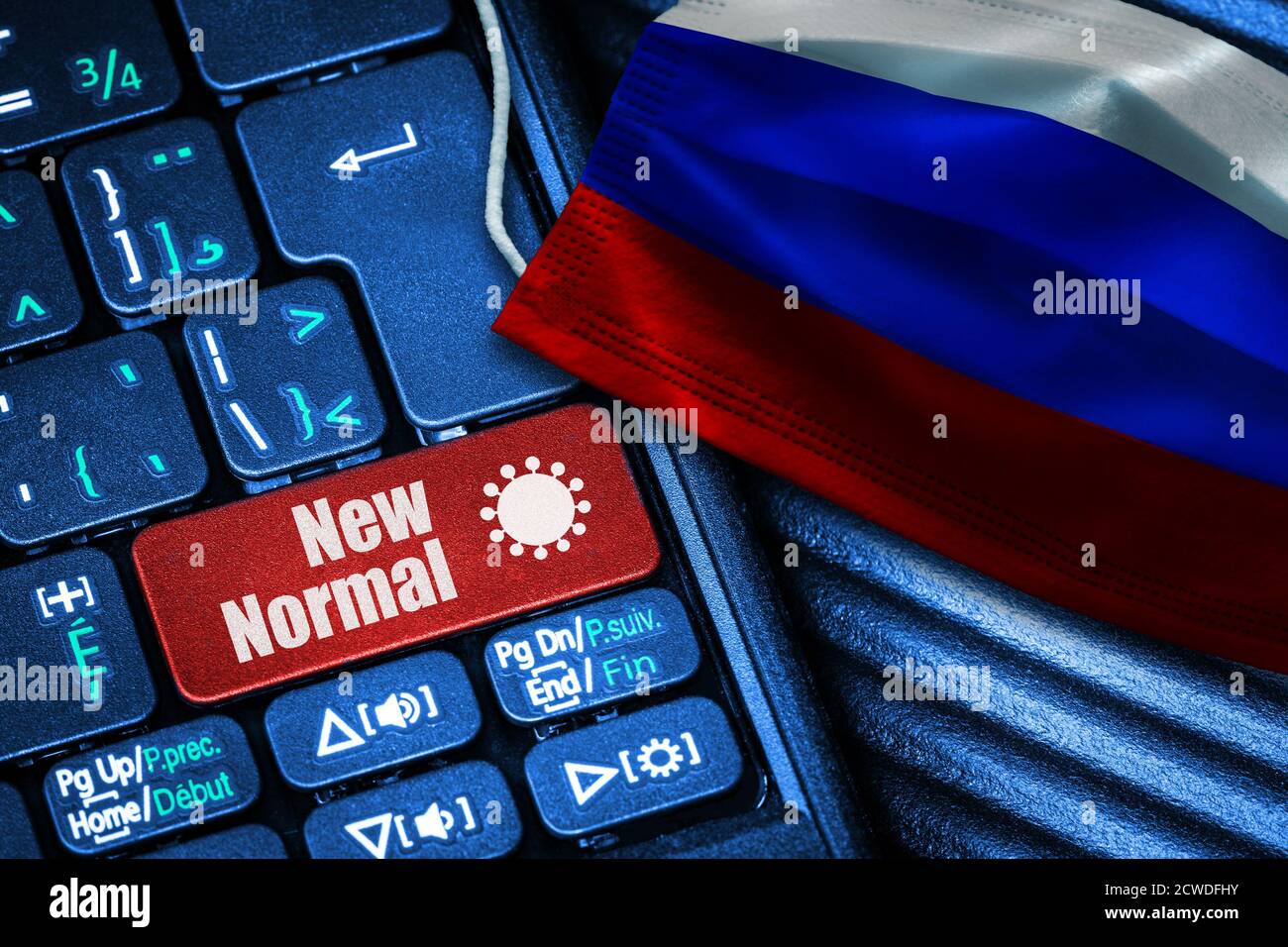 Konzept der neuen Normalität in Russland während Covid-19 mit Computer-Tastatur roten Knopf Text und Gesichtsmaske mit russischen Flagge. Stockfoto