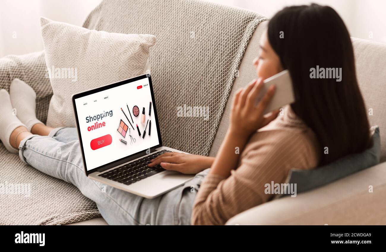 Asiatische Mädchen mit Laptop, Surfen im Online Make-up Store Stockfoto