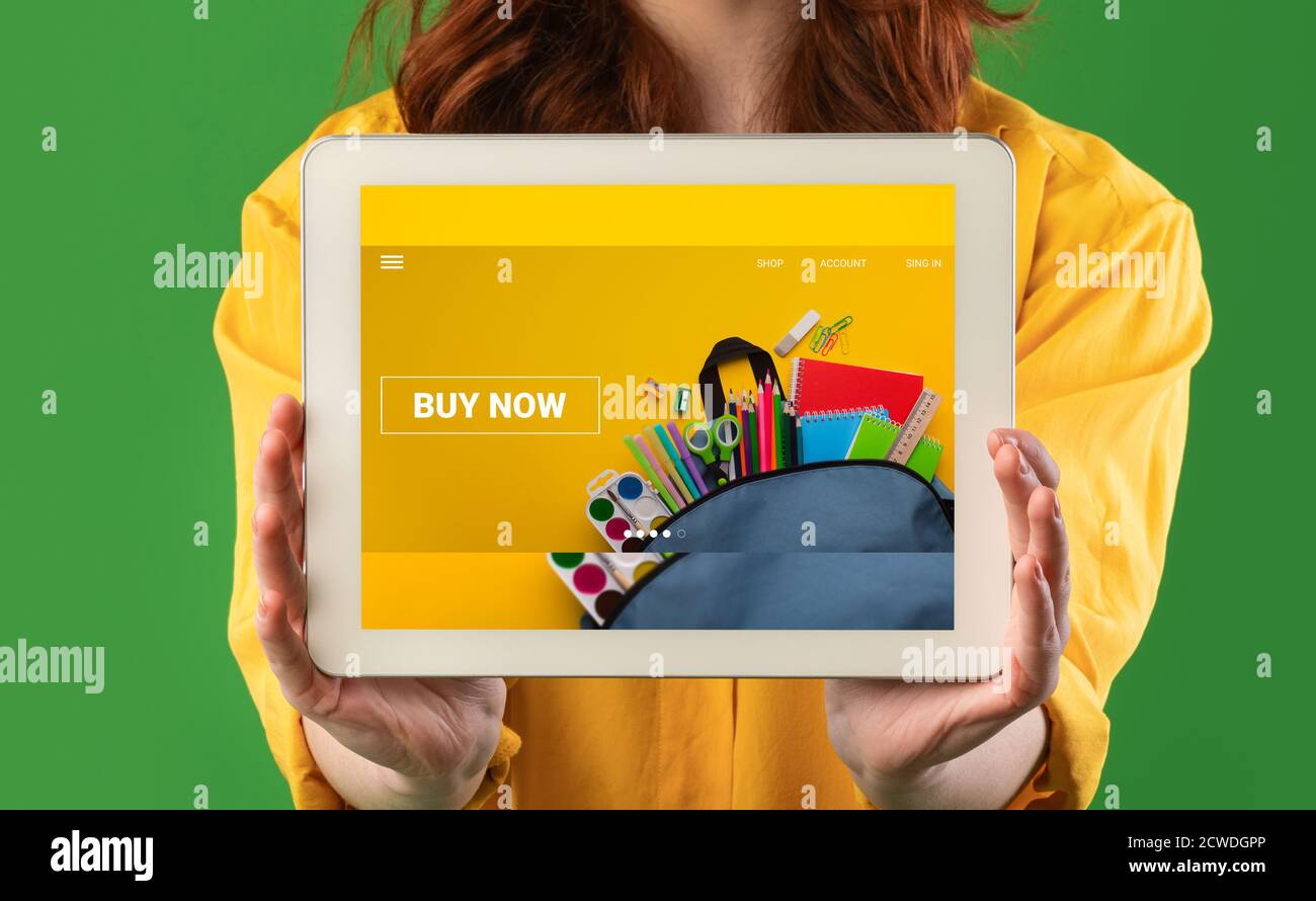 Collage von jungen Studenten zeigt Tablet-Computer mit Schule Schreibwaren Shop auf dem Bildschirm, grüner Hintergrund Stockfoto