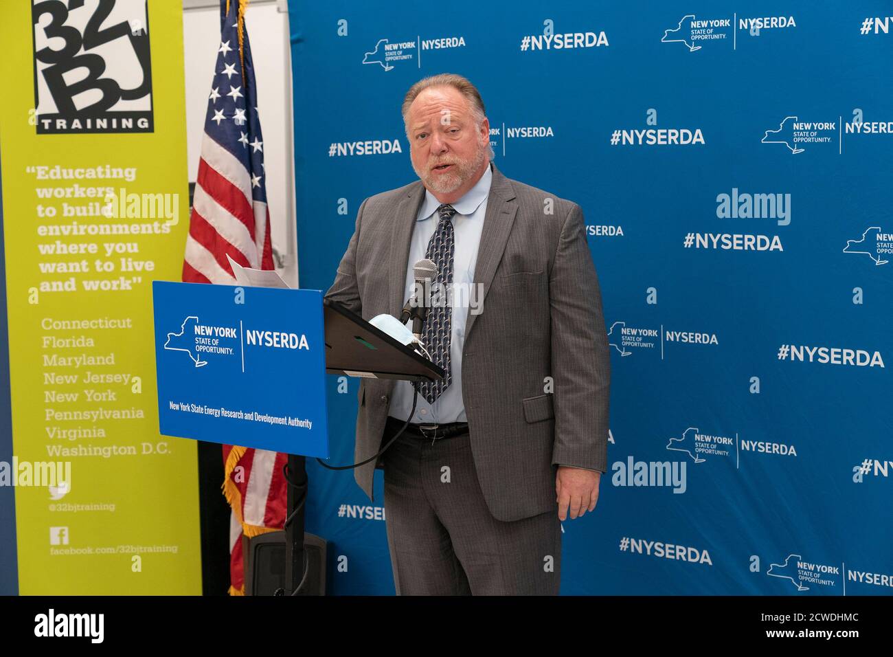 Ken Ihrer Vice President of Operations und Chief Information Officer City College of New York spricht während der Bekanntgabe der Finanzierung von Jobtrainings für Karrieren im Kampf gegen den Klimawandel in der 32BJ SEIU Zentrale. New York State Ankündigung von Investitionen in Höhe von 8.5 Millionen Dollar in die Ausbildung von Arbeitskräften, insbesondere für Arbeitnehmer, die während einer Pandemie ihren Arbeitsplatz verloren haben. Annonzement wurde während der Aktionen von Gouverneur Cuomo Climate Week zur Reduzierung von Fluorkohlenstoffen hergestellt. (Foto von Lev Radin/Pacific Press) Stockfoto