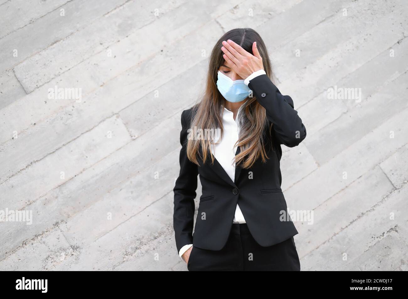Kranke junge Geschäftsfrau trägt Gesichtsmaske,. Kranke Arbeitnehmerin mit Coronavirus, Grippe-Infektion Symptom Konzept. Hochwertige Fotos Stockfoto