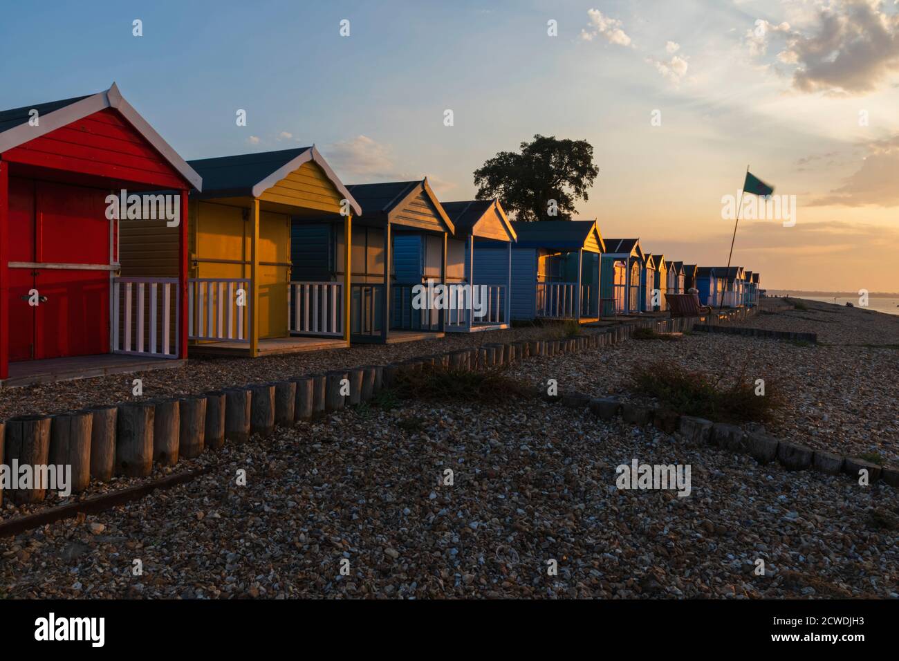England, Hampshire, New Forest, Calshot, Calshot Beach, Bunte Strandhütten Stockfoto