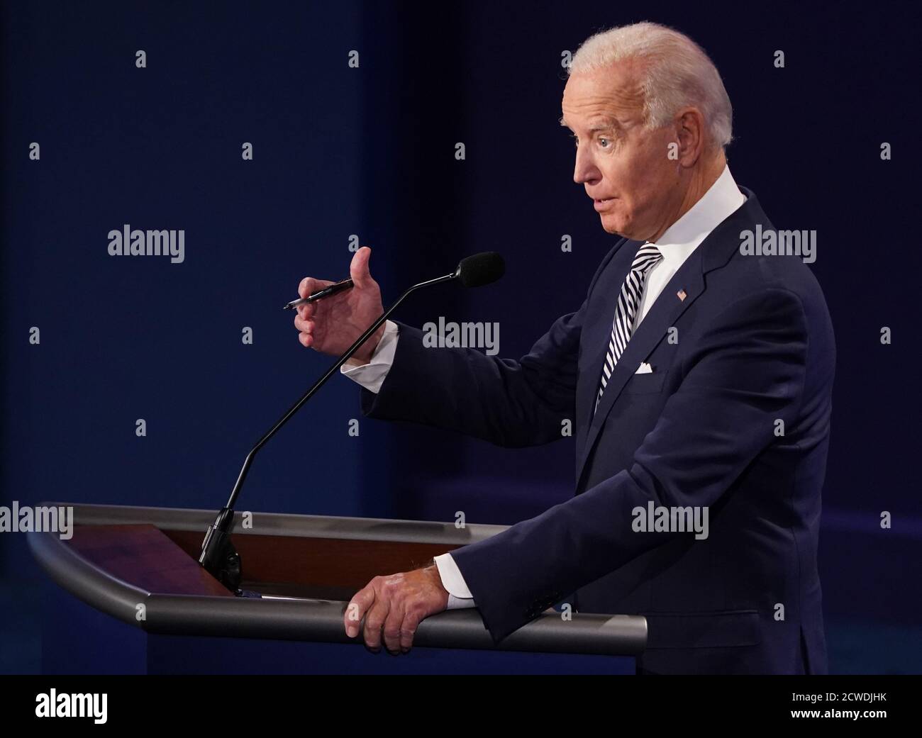 Cleveland, Usa. September 2020. Der demokratische Präsidentschaftskandidat Joe Biden spricht während der ersten von drei geplanten 90-minütigen Präsidentschaftsdebatten mit Präsident Donald Trump, Cleveland, Ohio, am Dienstag, den 29. September 2020. Foto von Kevin Dietsch/UPI Kredit: UPI/Alamy Live News Stockfoto