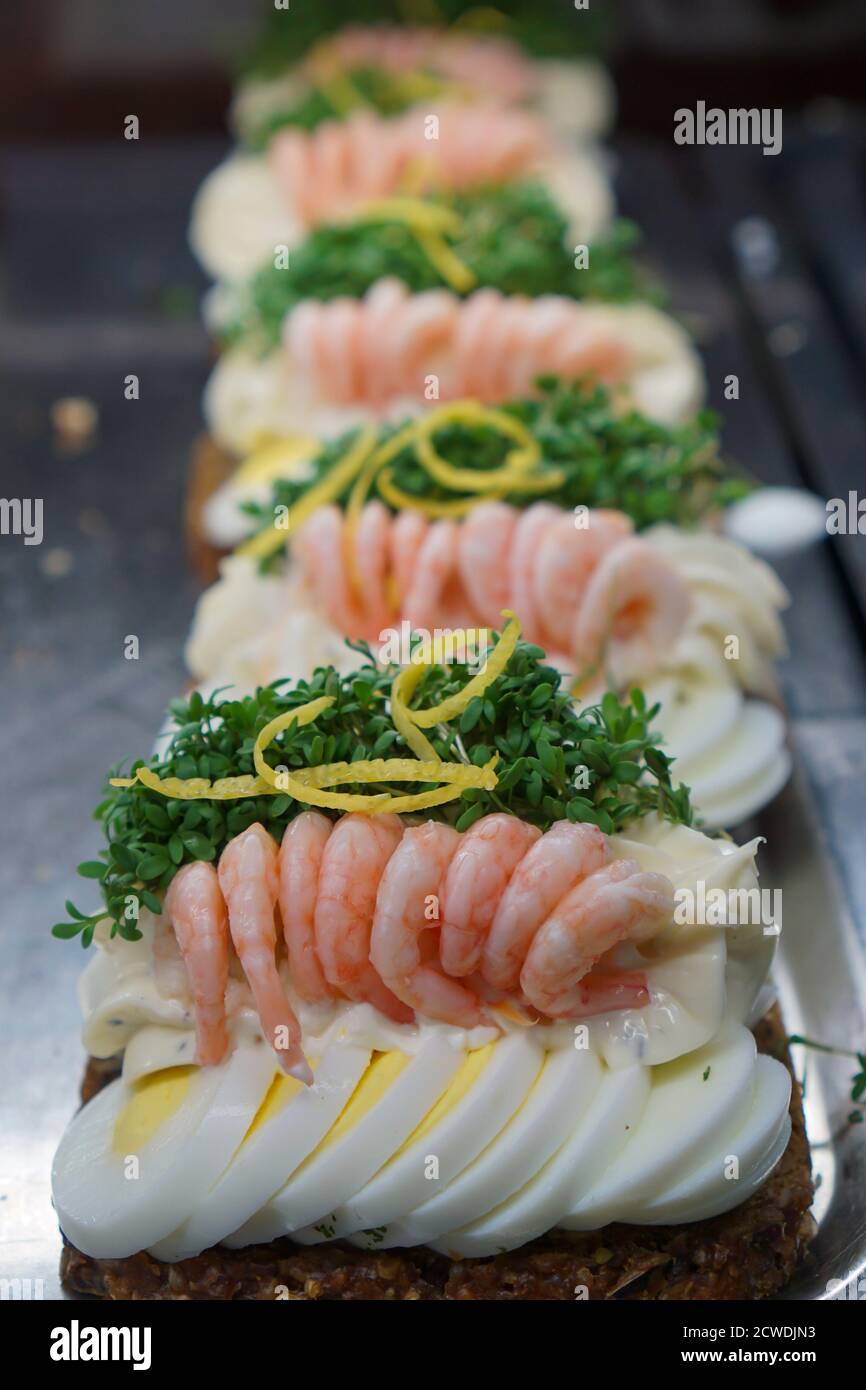 Eier und Garnelen smorrebrod offen gesichtigen Sandwiches in Kopenhagen, Dänemark Stockfoto