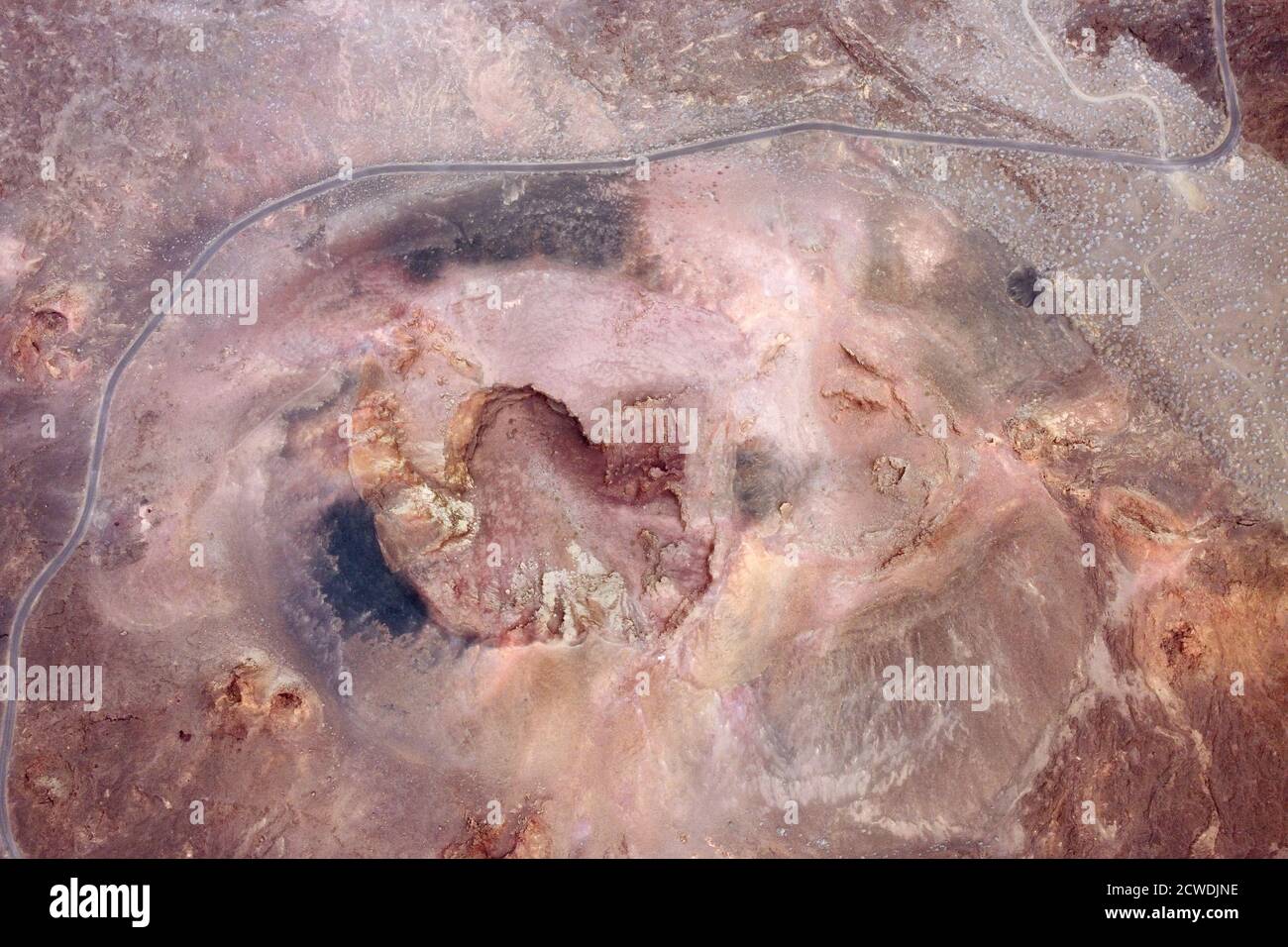 Luftaufnahme eines erloschenen Kraters eines Vulkans auf der Insel el Hierro, Kanarische Inseln, Spanien. Hochwertige Fotos. Stockfoto