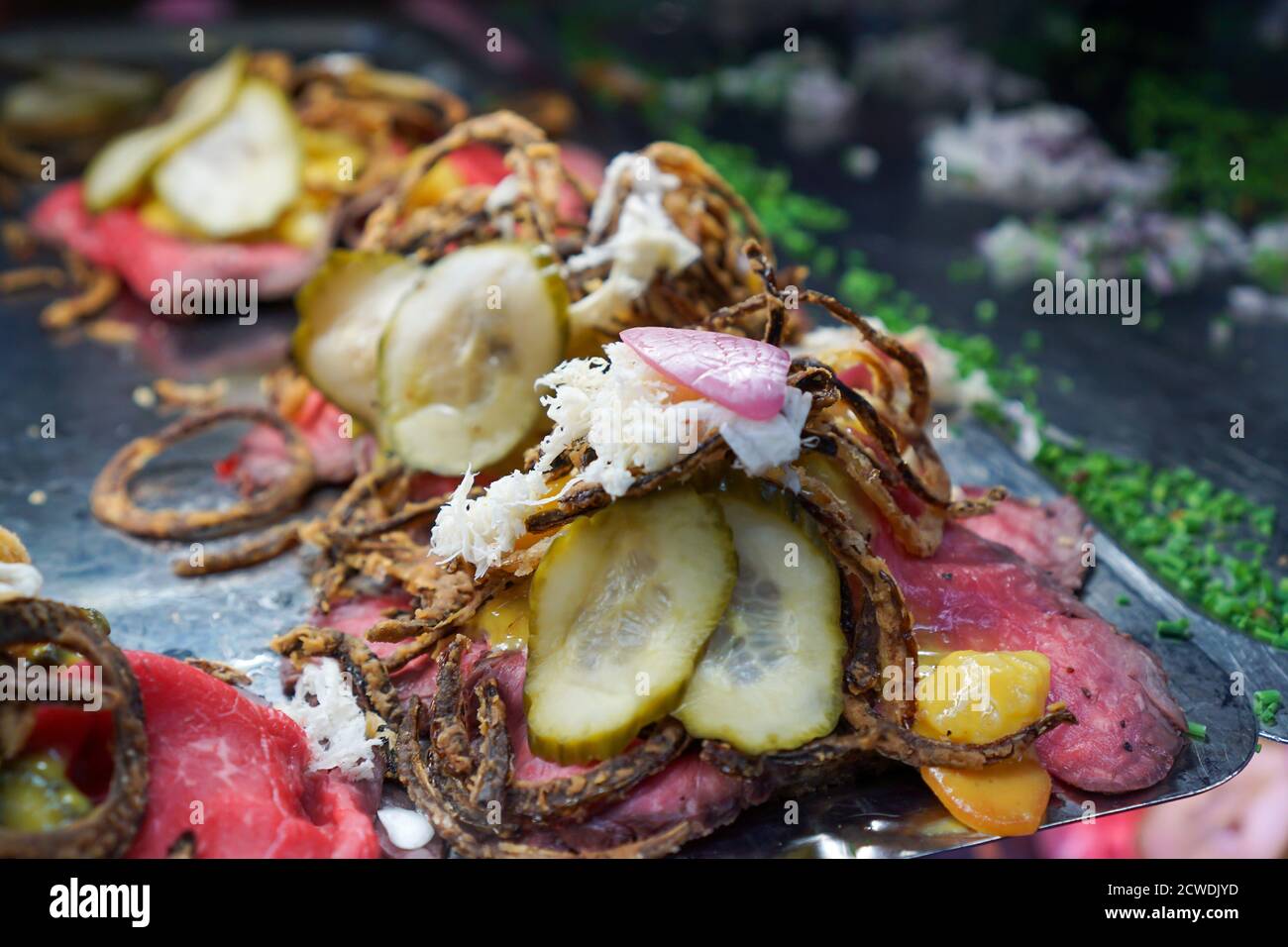 Roastbeef, Gurkenfleisch und Meerrettich, in Kopenhagen, Dänemark, belegte Sandwiches mit offener Form Stockfoto