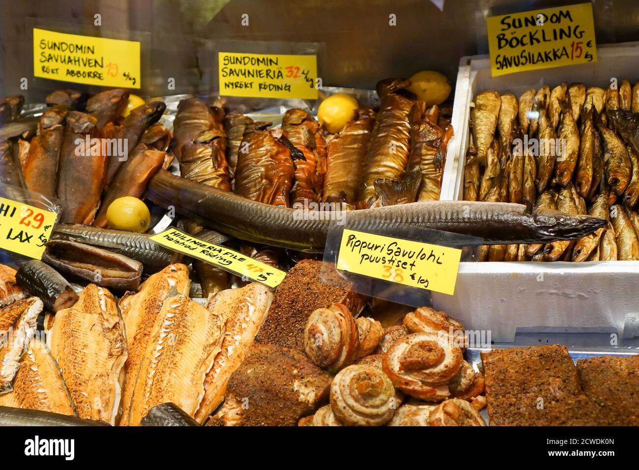 Verschiedene skandinavische Räucherfische und Delikatessen an der Theke Stockfoto