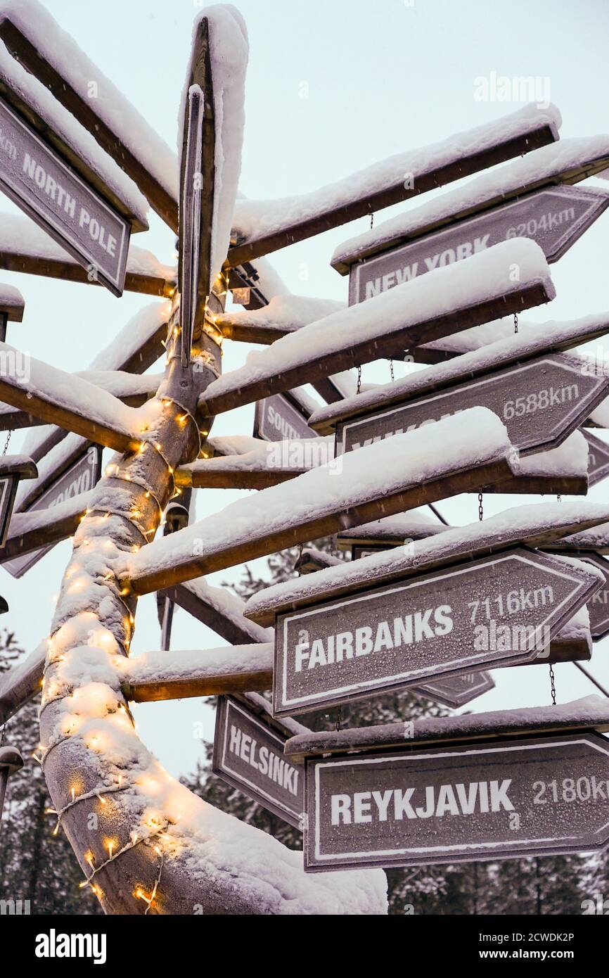Schneebedecktes Schild im arktischen Teil Finnlands, auf das hinweist Weltstädte Stockfoto