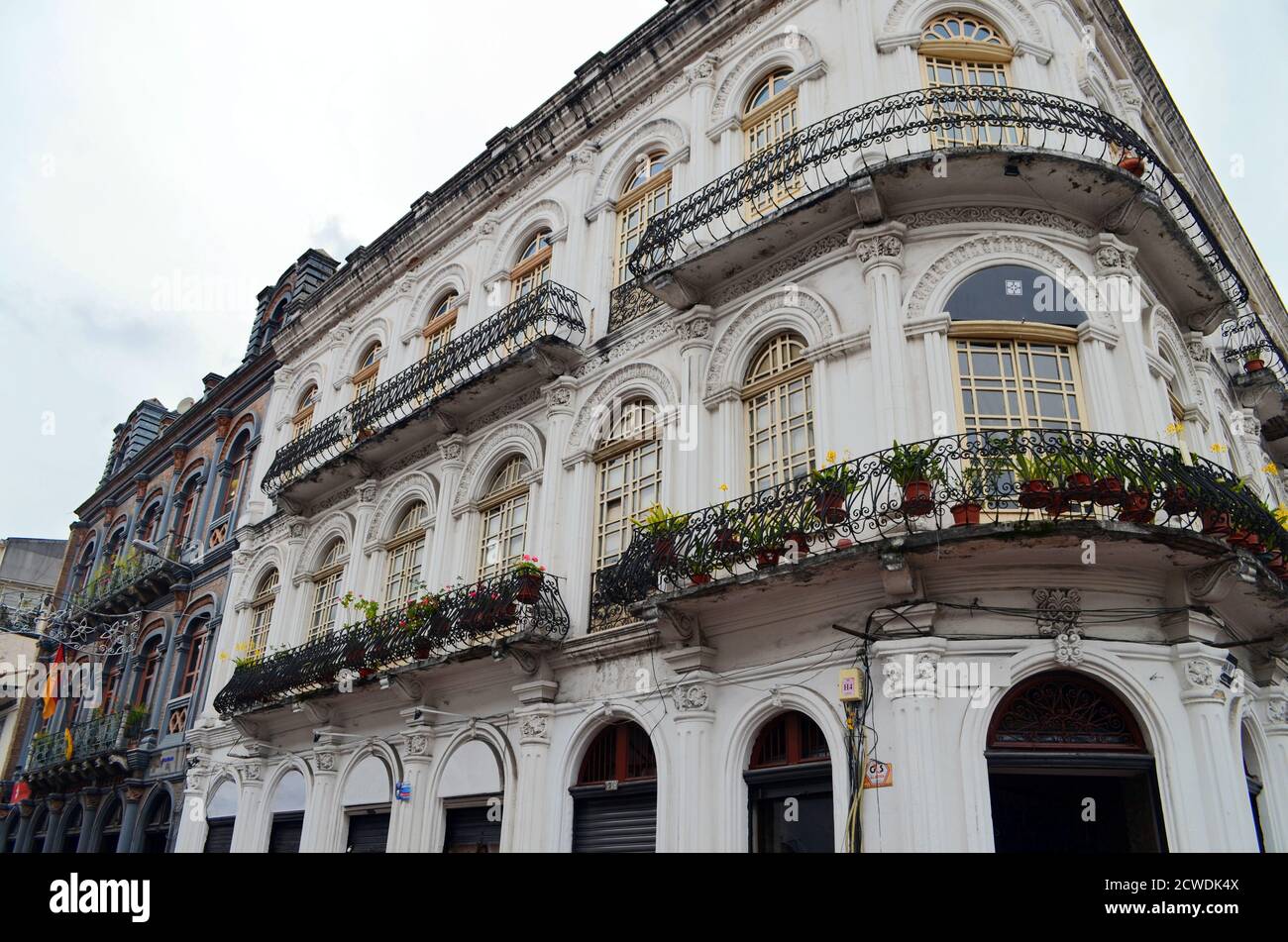 Cuenca, Ecuador - Französische Architektur von Parque Calderón Stockfoto