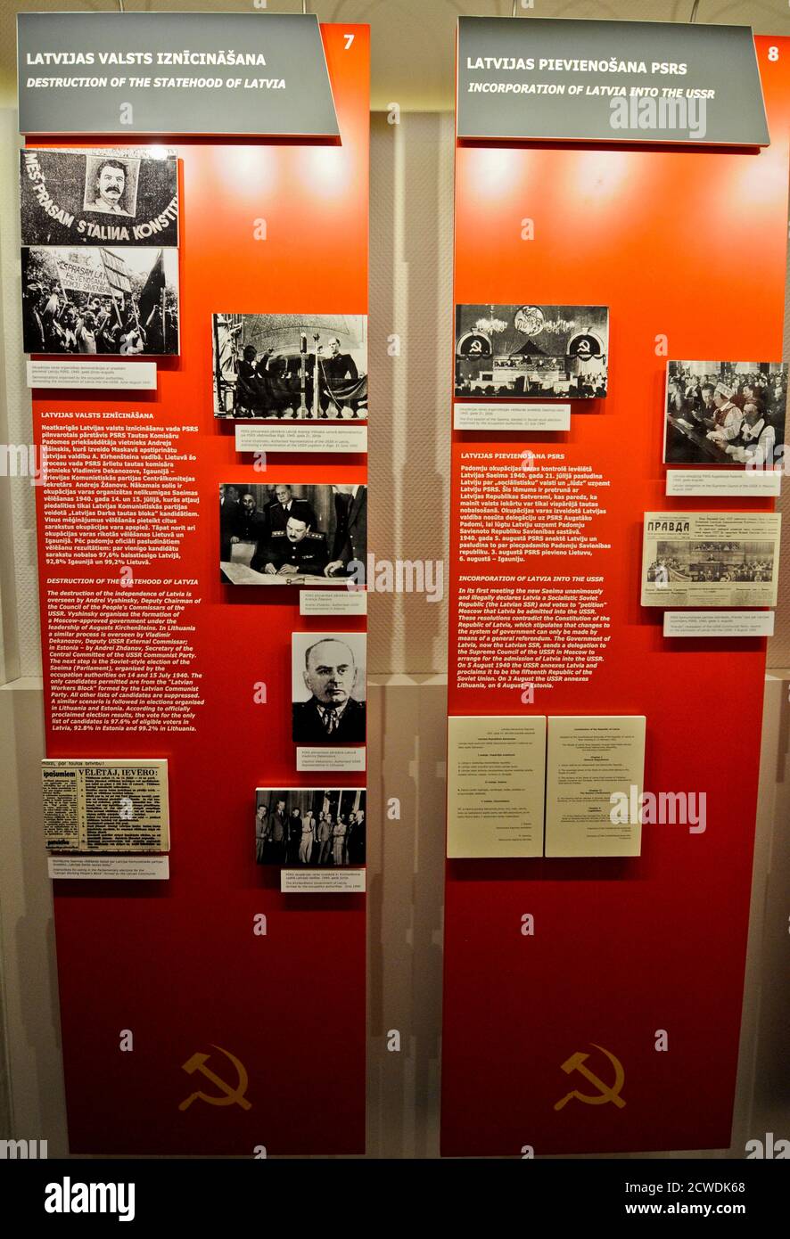 Museum der Okkupation Lettlands: Panel "Eingliederung Lettlands in die UdSSR". Riga Stockfoto