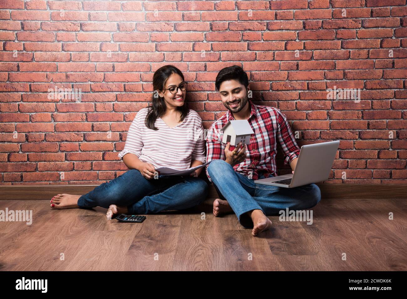 Fokussierte indische junge Paar Buchhaltung, Rechnungen berechnen, diskutieren Planung Budget zusammen mit Online-Banking-Dienste und Rechner, Überprüfung Stockfoto