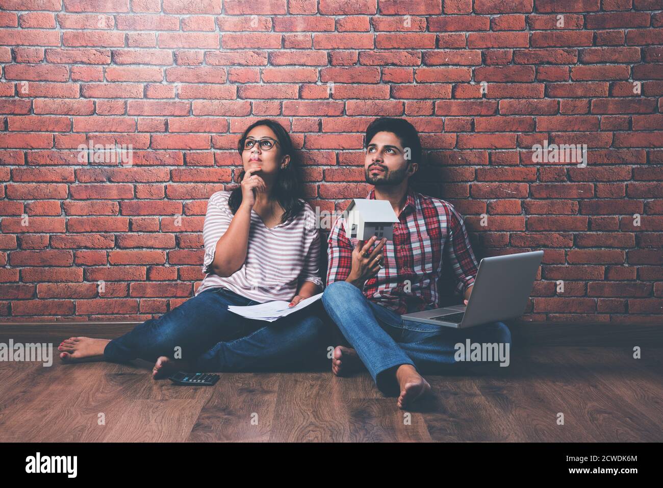 Fokussierte indische junge Paar Buchhaltung, Rechnungen berechnen, diskutieren Planung Budget zusammen mit Online-Banking-Dienste und Rechner, Überprüfung Stockfoto