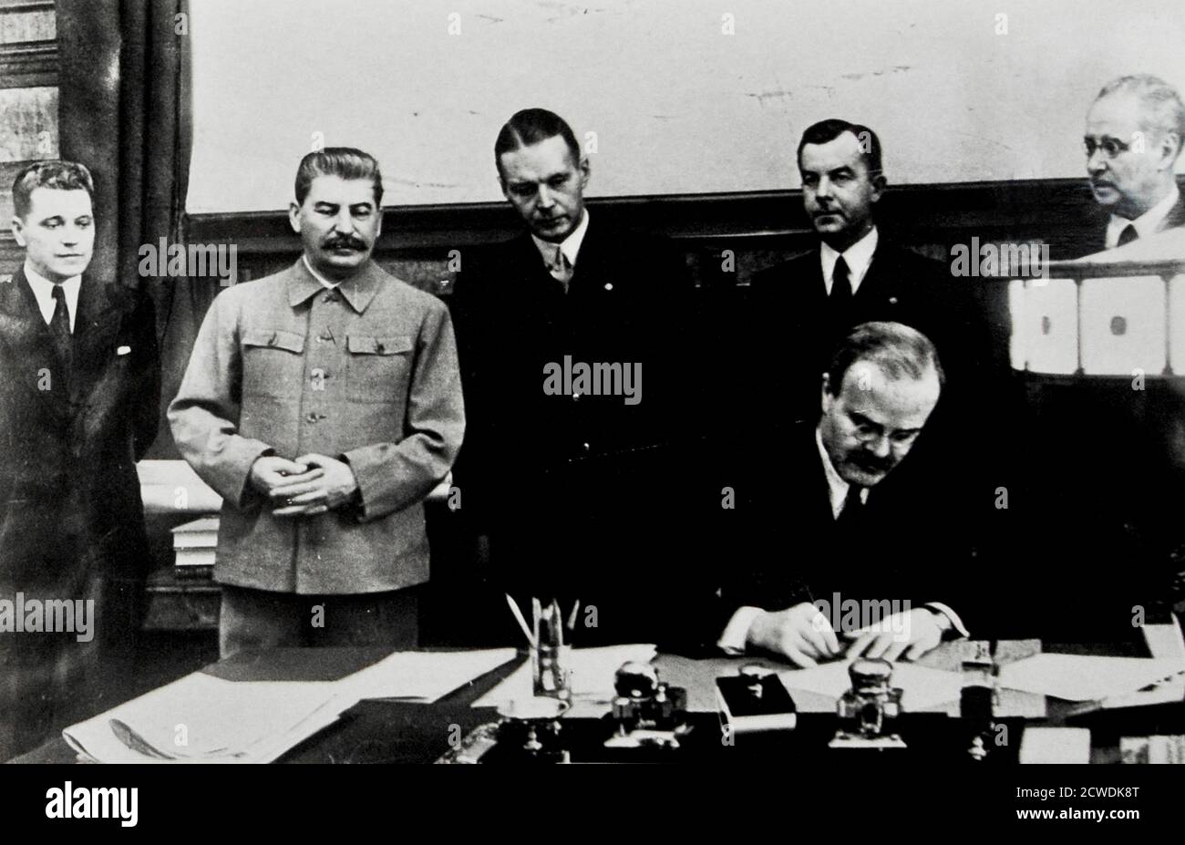 Joseph Stalin bei der Unterzeichnung des Abkommens über gegenseitige Amtshilfe Lettland - UdSSR. Moskau 5. Oktober 1939 Stockfoto