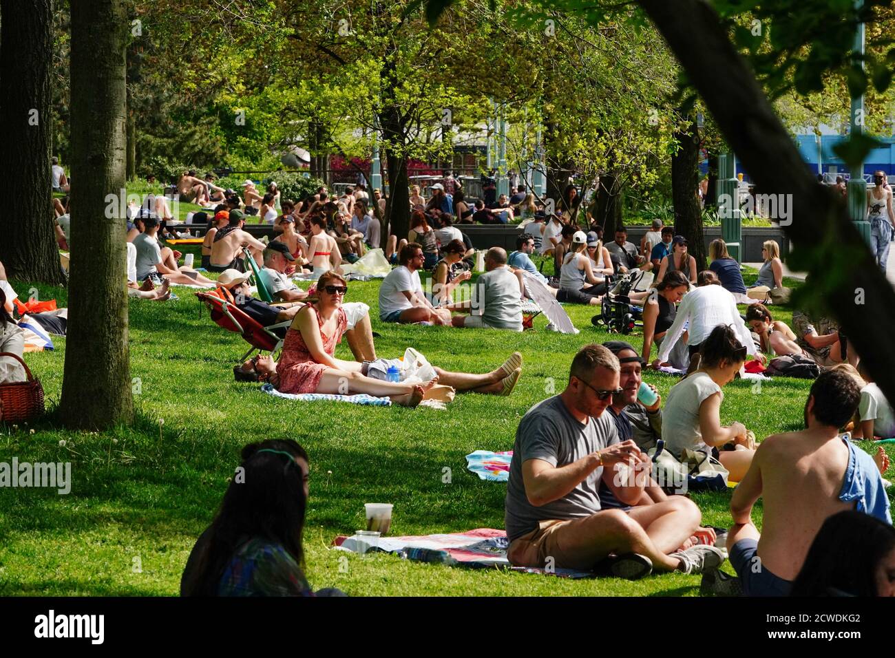 Menschen genießen das Wetter im Hudson River Park.die Stadt beschränkt den Zugang in Teilen des Central Park, Hudson River Park und andere, um Menschenmassen zu verhindern. Stockfoto