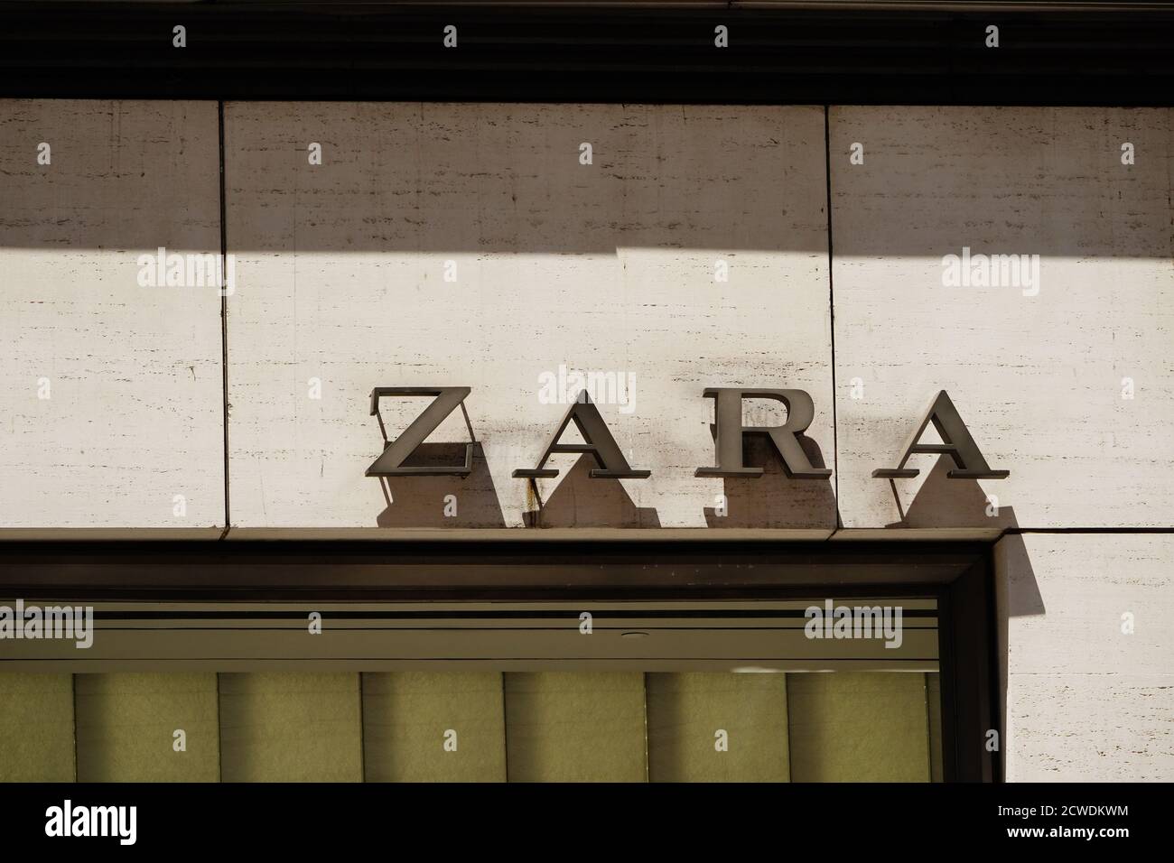 Zara Logo gesehen eine an einem ihrer Zweige. Stockfoto