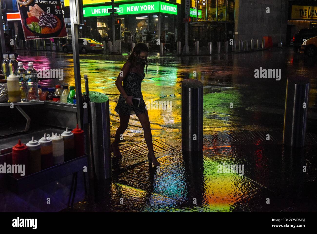 New York, NEW YORK, USA. September 2020. Regen auf den Straßen spiegelt die bunten Lichter am Times Square in New York City, New York, USA, 29. September 2020. Quelle: Stephanie Keith/ZUMA Wire/Alamy Live News Stockfoto