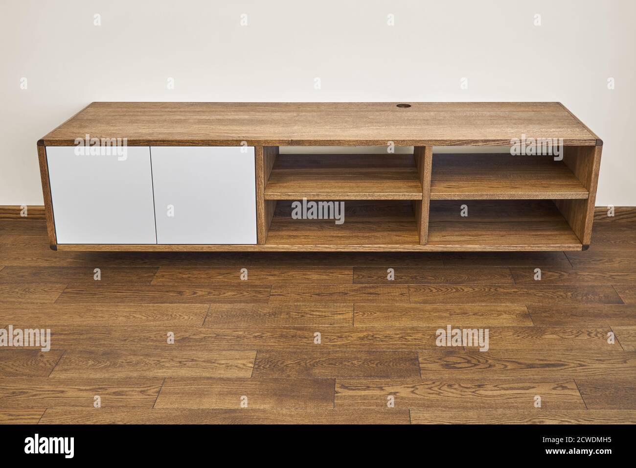 Moderne Möbel Wandschrank aus Holz Zeitgenössische schwimmende Medienschrank Im Wohnzimmer Stockfoto