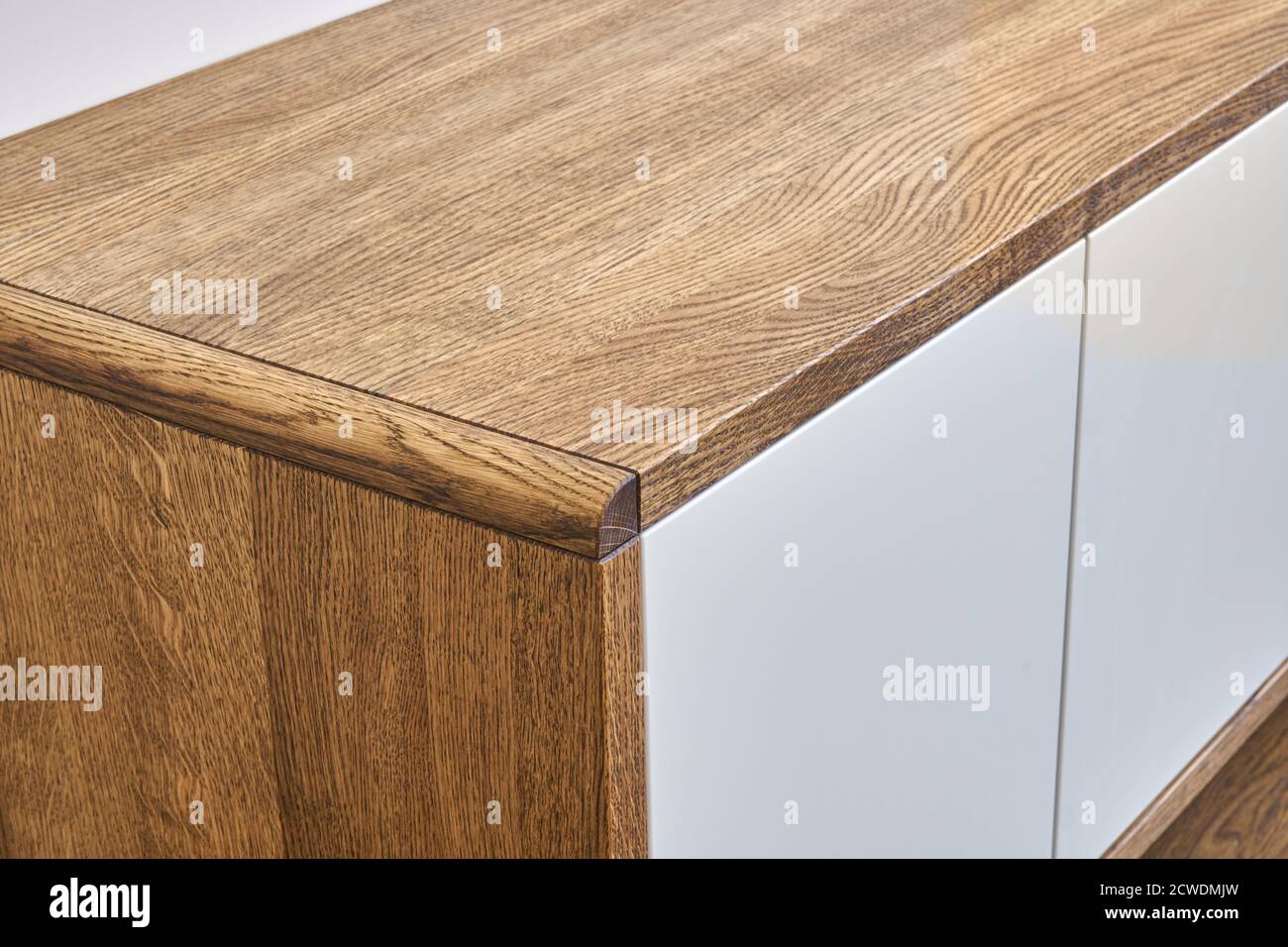 Moderne Möbel Wandschrank aus Holz Zeitgenössische schwimmende Medienschrank Nahaufnahme Stockfoto
