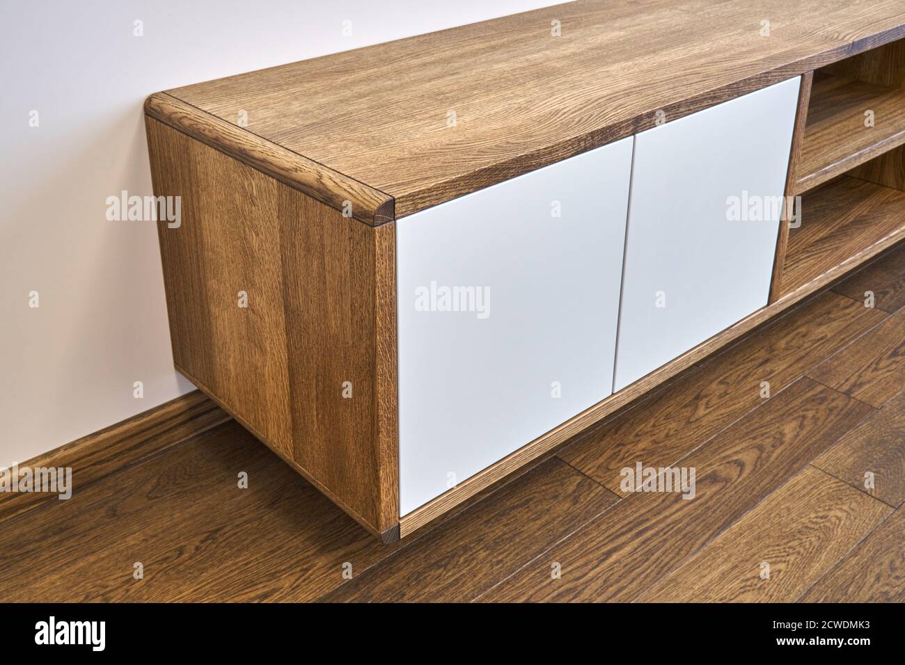 Moderne Möbel Wandschrank aus Holz Zeitgenössische schwimmende Medienschrank Im Wohnzimmer Stockfoto