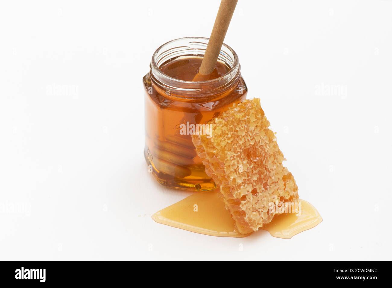 Honigwabe und ein Glas Honig mit einem Niesler Stockfoto