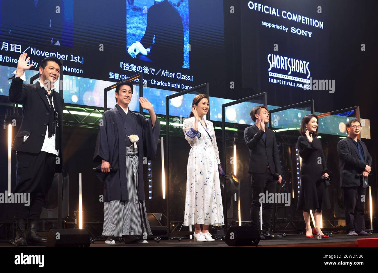 Tokio, Japan. September 2020. (L-R) Japanischer Schauspieler und Präsident des Short Shorts Film Festival & Asia Tetsuya Besho, Noh Comedian und Jurymitglied Motoya Izumi, Essayist und Jurymitglied Kamiko Inuyama, Filmregisseur Takeshi Kogahara von Japan Wettbewerbssieger, Schauspielerin und Jurymitglied Mariko Tsutsui sowie Regisseur und Jurymitglied Koji Fukada posieren für Foto bei der Preisverleihung des Short Shorts Film Festival & Asia 2020 am Sonntag, 27. September 2020 in Tokio. Der britische Regisseur Charlie Manton gewann den Grand Prix Preis für seinen Kurzfilm am 1. November. (Foto Stockfoto