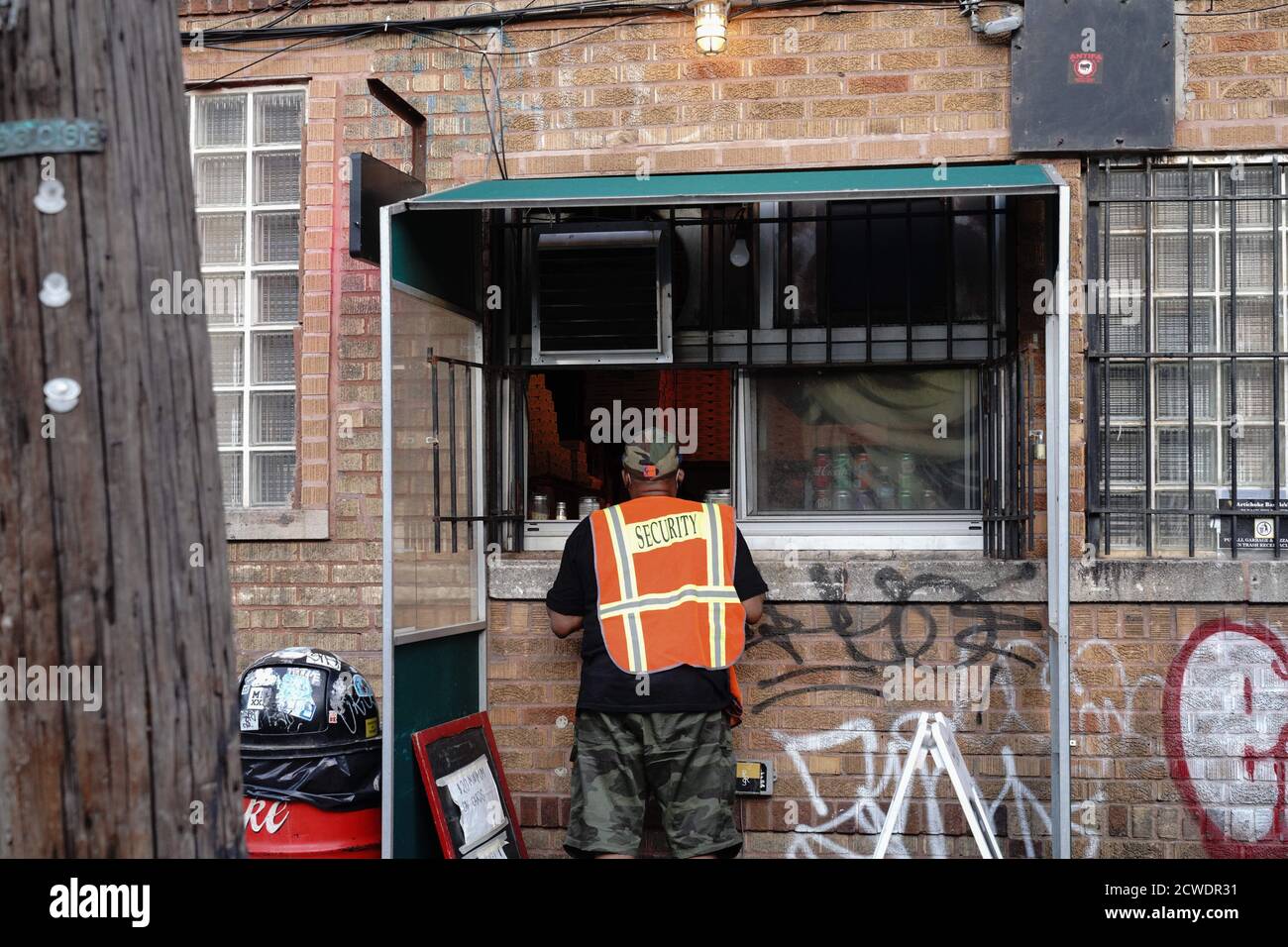 New York, USA. Mai 2020. Wachmann steht an einer Bar. Kredit: John Nacion/SOPA Images/ZUMA Wire/Alamy Live Nachrichten Stockfoto