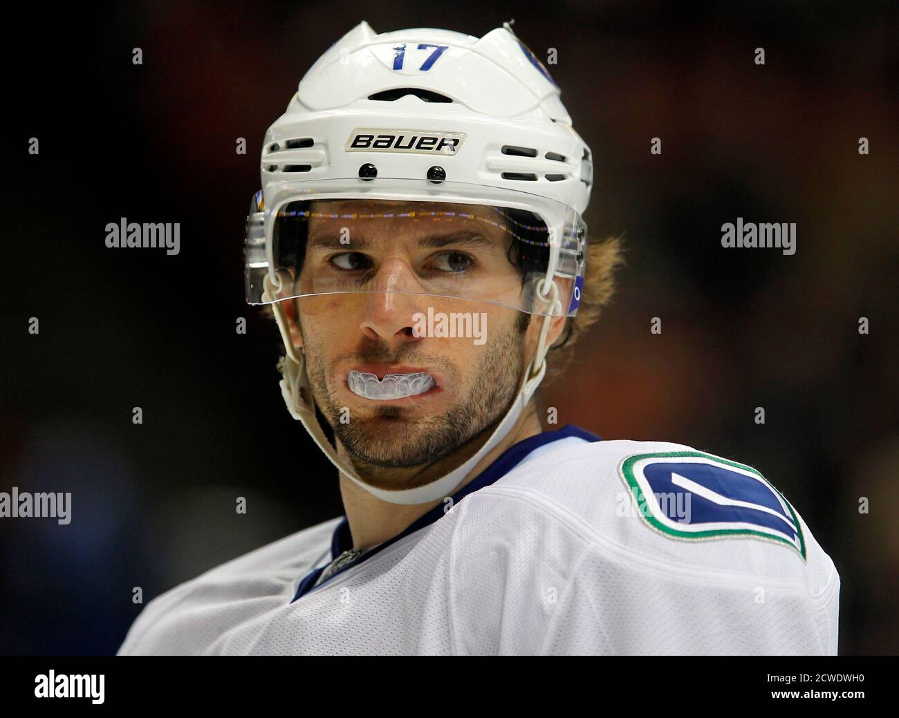 Vancouver Canucks Zentrum Ryan Kesler kaut seine Mundschutz während ihre  NHL Eishockey-Spiel gegen die Anaheim Ducks in Anaheim, Kalifornien 29.  Dezember 2011. REUTERS/Mike Blake (Vereinigte Staaten - Tags: SPORT  Eishockey Stockfotografie - Alamy