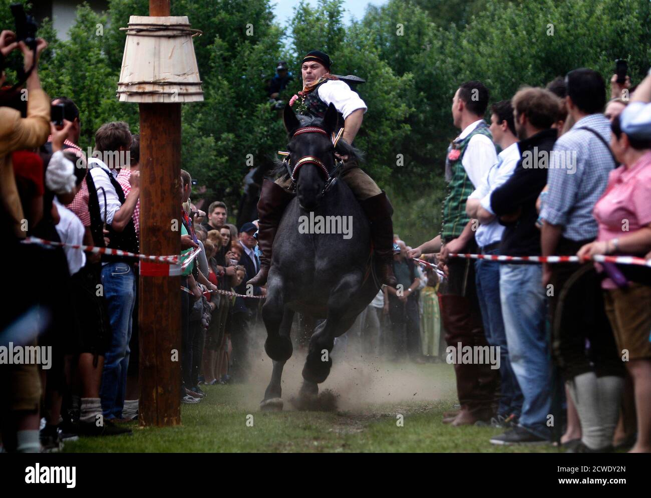Ein Mann nimmt an Dorffeiern in Feistritz an der Gail, im österreichischen Bundesland Kärnten Ein Mann nimmt an Dorffeiern in Feistritz an der Gail, im österreichischen Bundesland Kärnten