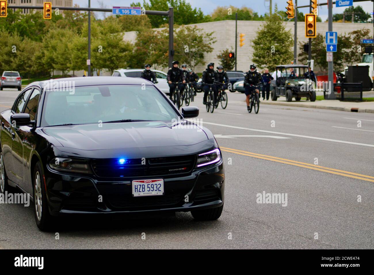 Cleveland, Ohio, USA. September 2020. Polizisten aus ganz Cleveland und darüber hinaus blockieren die Kreuzungen in der Nähe der Case Western Reserve University, um sich auf die Fahrt von Präsident Donald Trump und dem ehemaligen Vizepräsidenten Joe Biden zum Medical Center vorzubereiten, wo sie einige Stunden später in den ersten US-Präsidentschaftsdebatten von 2020 zusammenprallten. Quelle: Amy Katz/ZUMA Wire/Alamy Live News Stockfoto