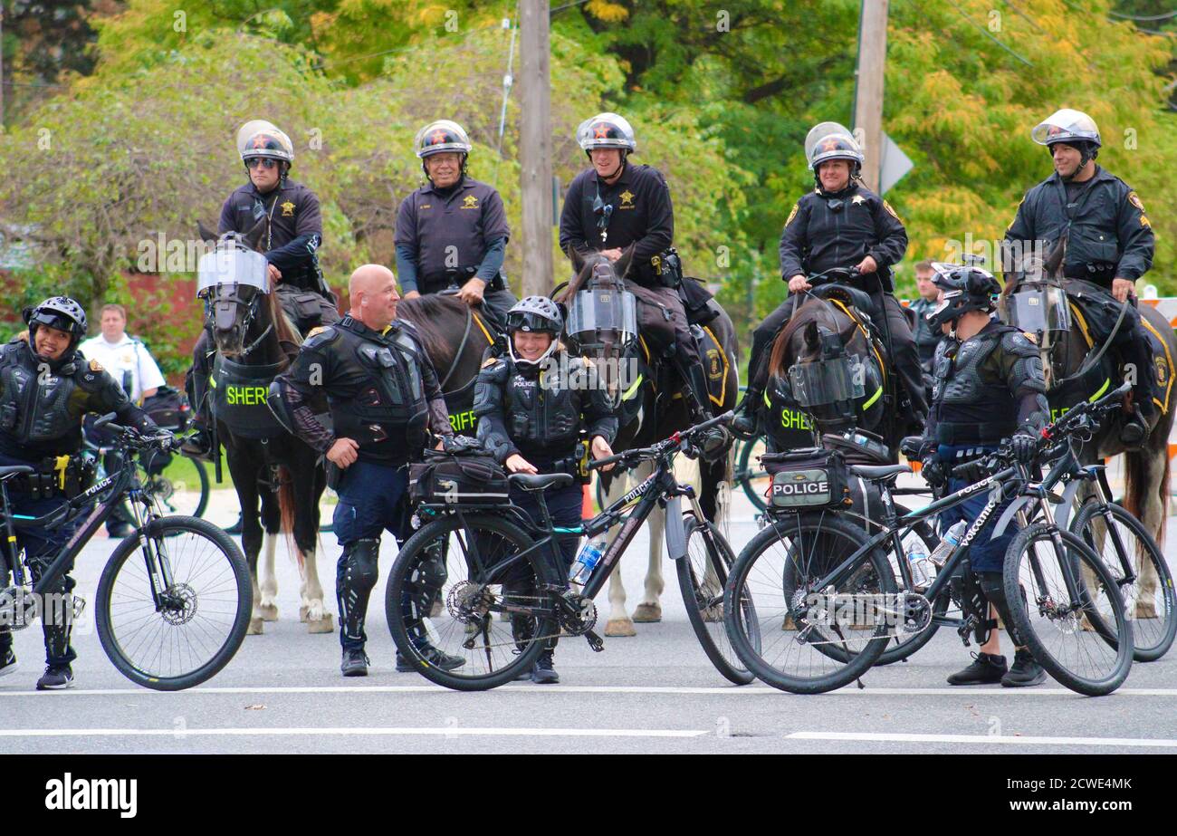 Cleveland, Ohio, USA. September 2020. Polizisten aus ganz Cleveland und darüber hinaus blockieren die Kreuzungen in der Nähe der Case Western Reserve University, um sich auf die Fahrt von Präsident Donald Trump und dem ehemaligen Vizepräsidenten Joe Biden zum Medical Center vorzubereiten, wo sie einige Stunden später in den ersten US-Präsidentschaftsdebatten von 2020 zusammenprallten. Quelle: Amy Katz/ZUMA Wire/Alamy Live News Stockfoto