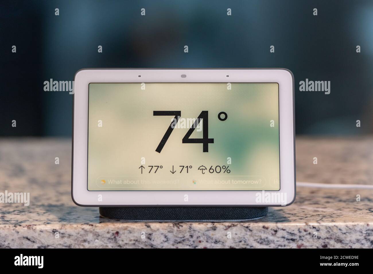 Google Home Hub Smart Speaker Anzeige des Wetters Stockfoto
