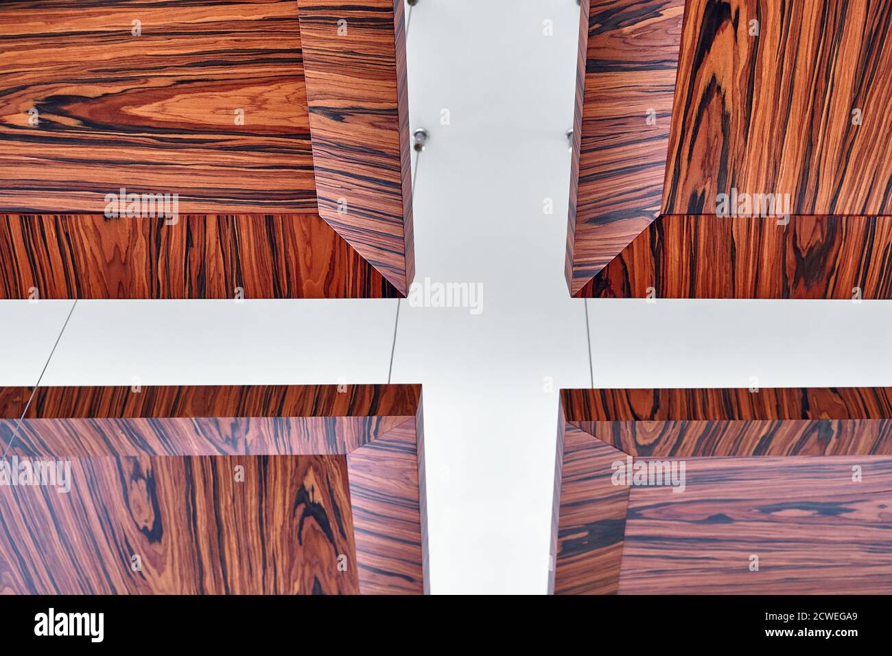 Deckenpaneele aus Holz. Deckenpaneele aus Palisander-Fineline-Furnier im modernen Büro. Nahaufnahme Stockfoto