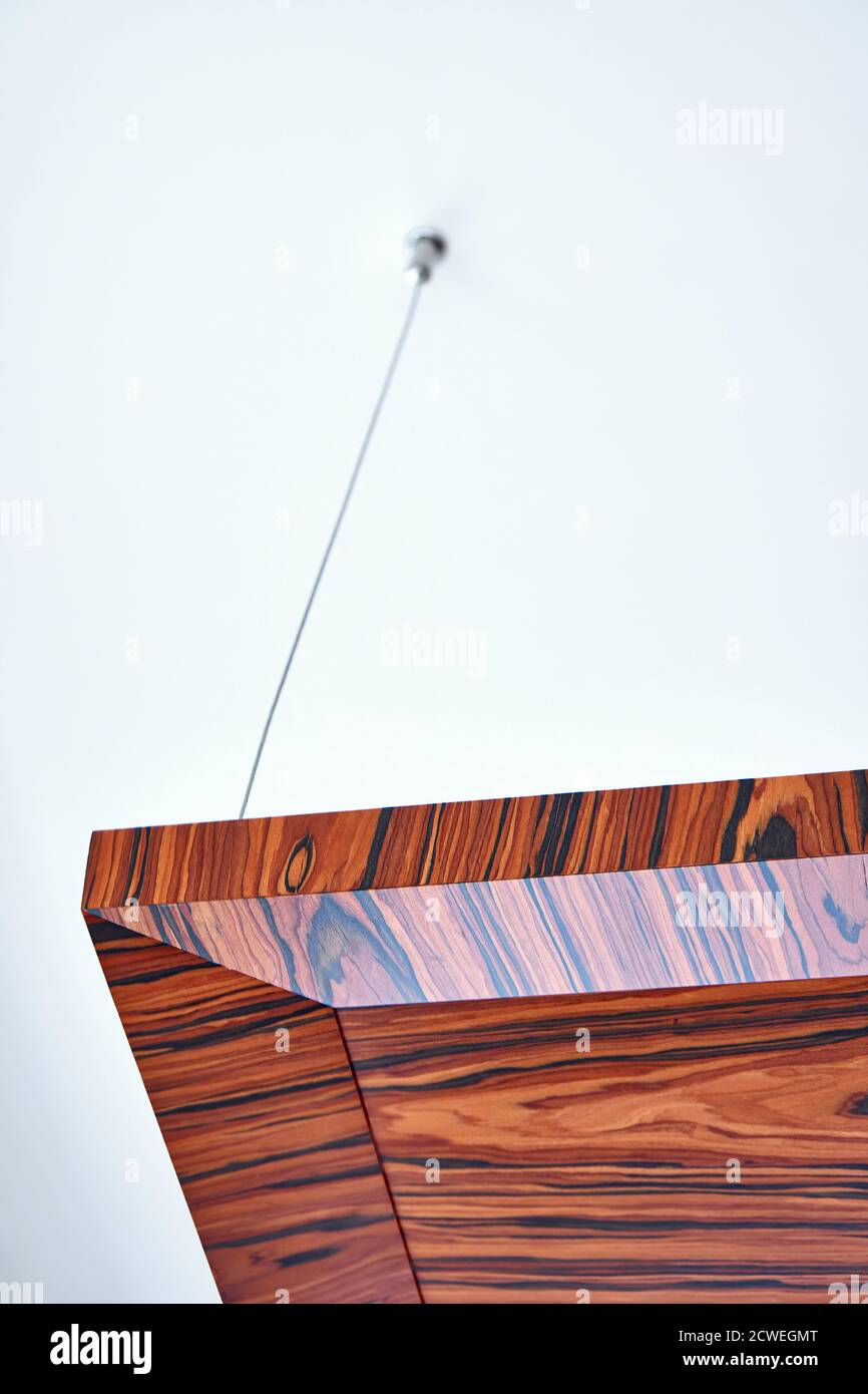 Deckenpaneele aus Holz. Deckenpaneele aus Palisander-Fineline-Furnier im modernen Büro. Nahaufnahme Stockfoto