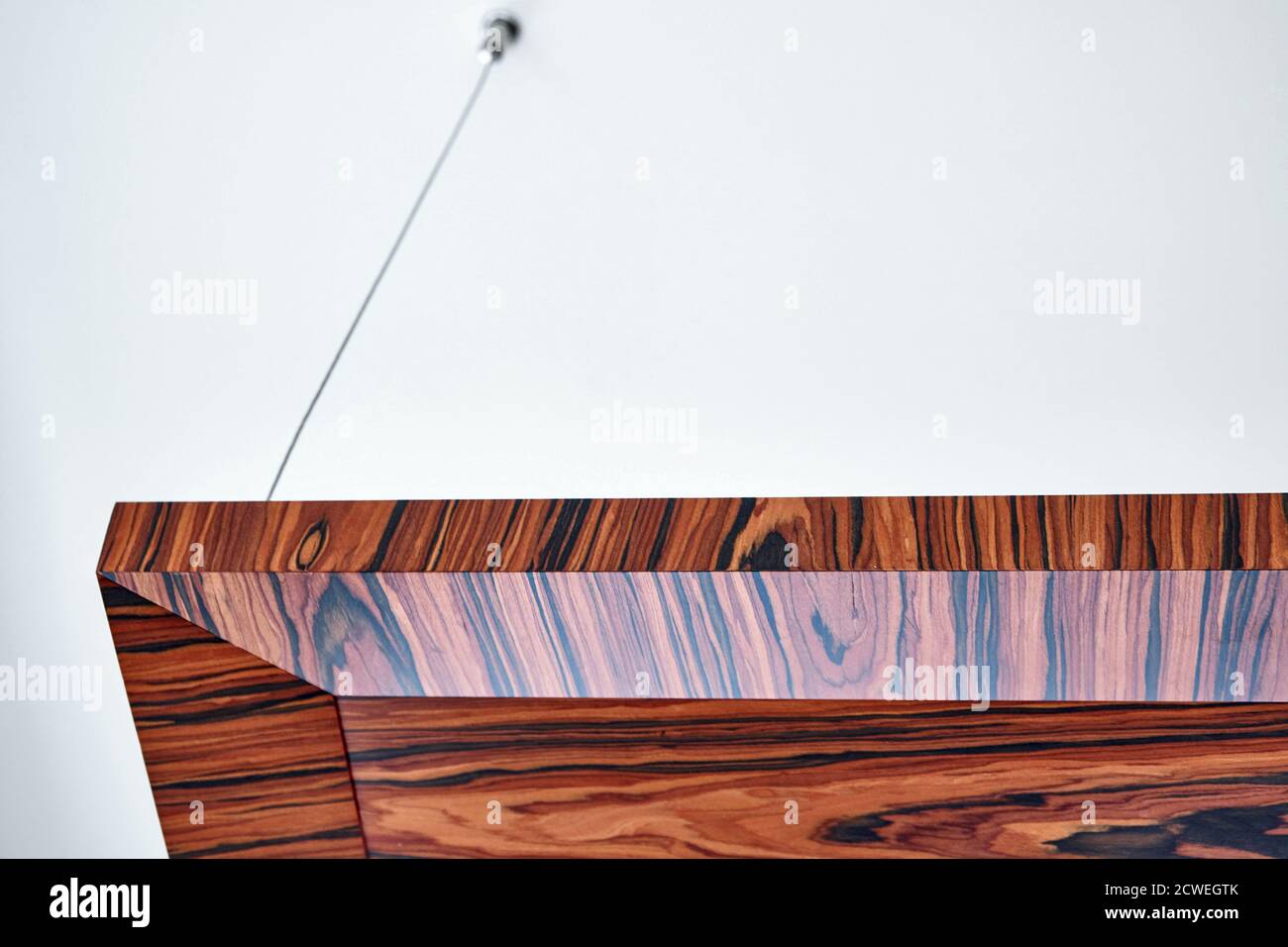 Deckenpaneele aus Holz. Deckenpaneele aus Palisander-Fineline-Furnier im modernen Büro. Nahaufnahme Stockfoto