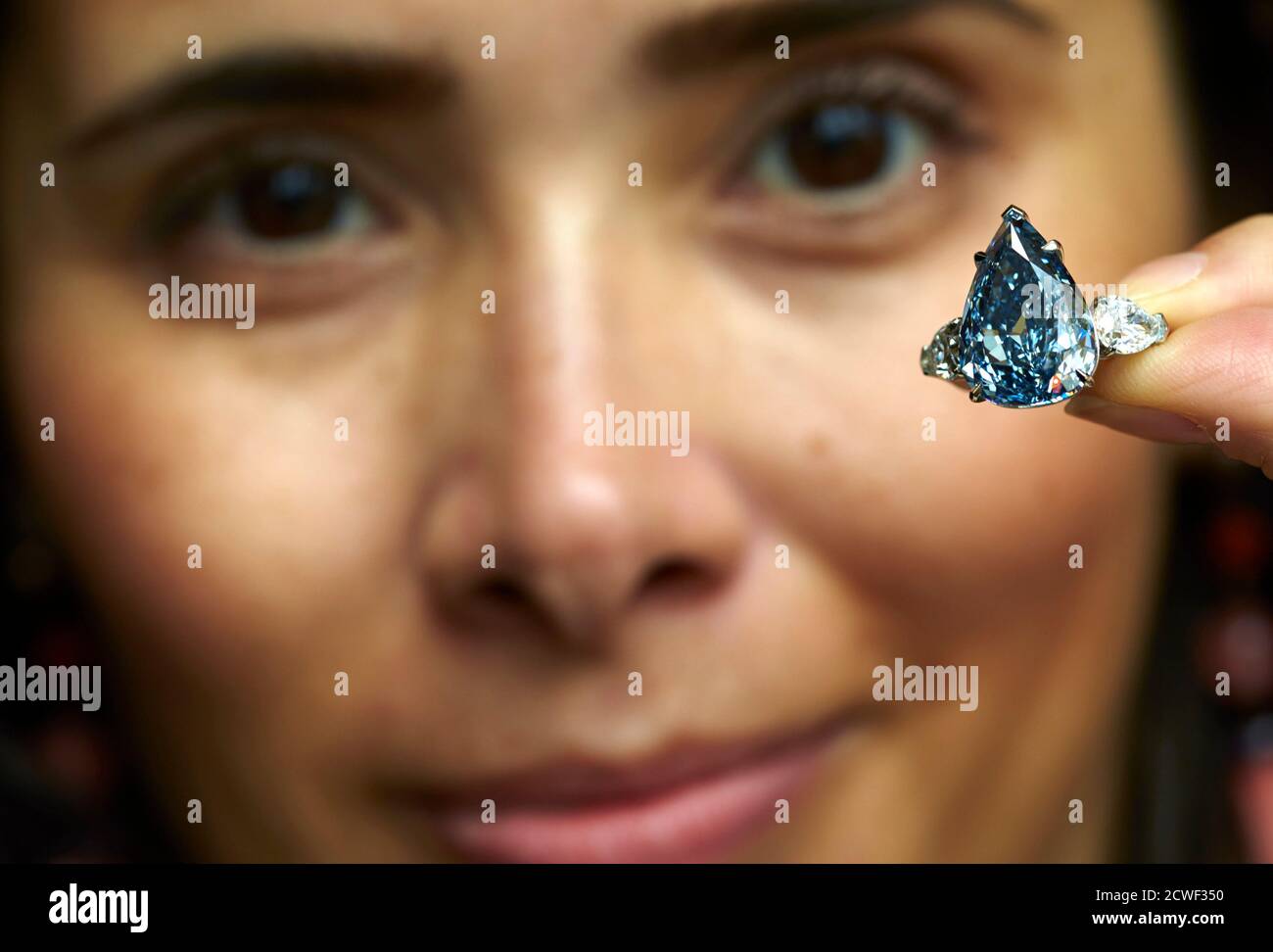 Ein Mitarbeiter stellt mit "The Blue" Diamant während einer Auktionsvorschau für Christie's in Genf 9. Mai 2014. Die größte einwandfreie lebendige blaue Diamant der Welt, wiegt 13,22 Karat wird voraussichtlich zwischen CHF 19,000,000 und 23,000,000 (USD 21.000.000 bis 25.000.000) erreichen wenn es geht auf Verkauf bei einem anstehenden Verkauf der grandiose Juwelen in Genf 14. Mai 2014. REUTERS/Denis Balibouse (Schweiz - Tags: Gesellschaft Reichtum) Stockfoto