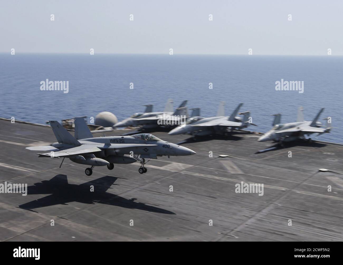 Eine F/A-18C Hornet von Marine Fighter Attack Squadron 251 (VMFA-251) landet auf dem Flugdeck des USS Theodore Roosevelt (CVN-71) Flugzeugträgers im Golf 18. Juni 2015. Die US-amerikanische Fluggesellschaft wird in der Region eingesetzt, um als Plattform zu fungieren, um Schlüsselpositionen zu schlagen, die von den Kämpfern des Islamischen Staats im Irak und in Syrien übernommen wurden, so der Pressesprecher des Schiffes. Bild aufgenommen am 18. Juni 2015. REUTERS/Hamad i Mohammed Stockfoto