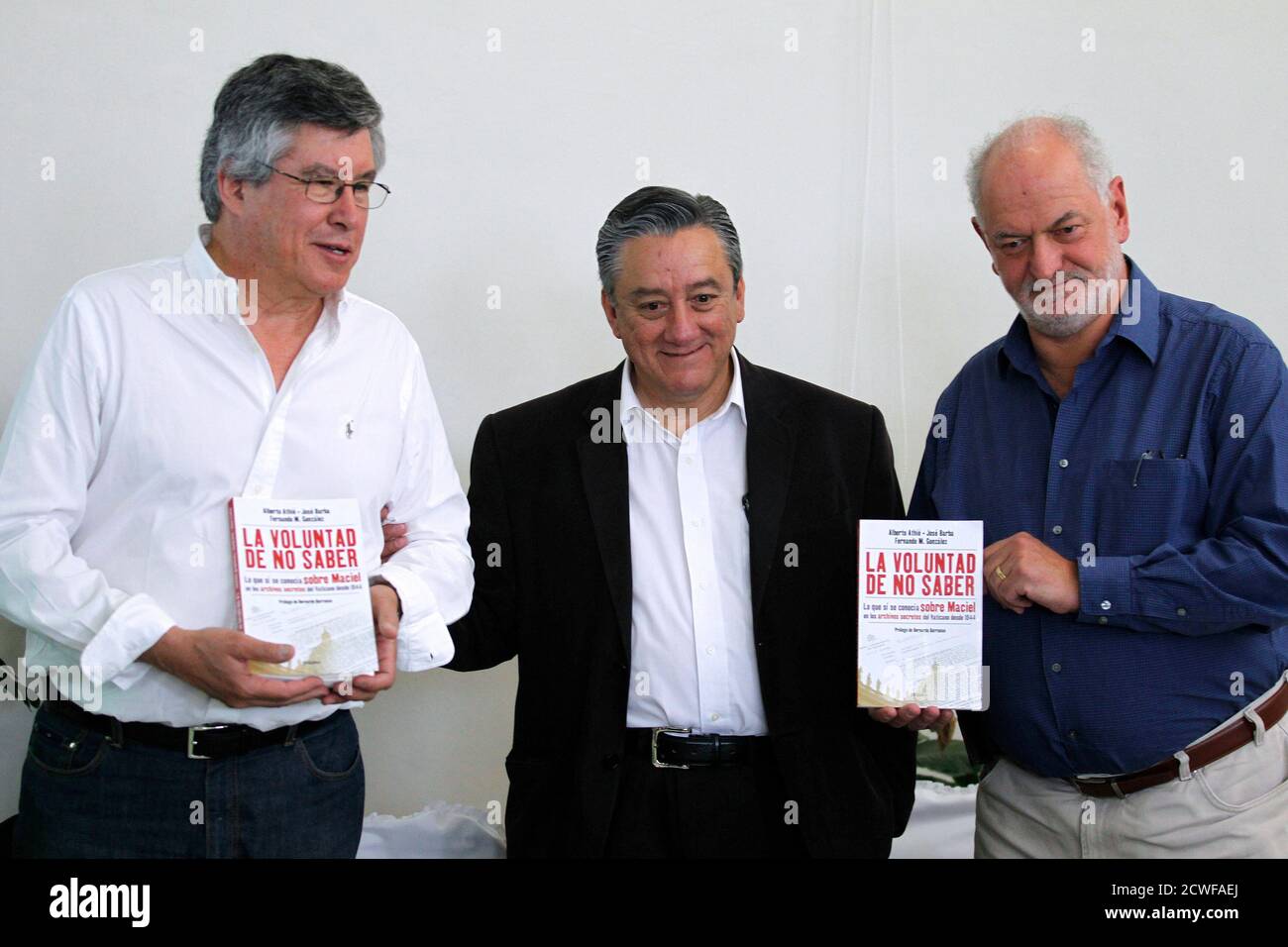 L-R) Fernando Gonzalez, der Religionsforscher Bernardo Barranco und der  ehemalige Priester Alberto Athie posieren für Bilder während der  Präsentation des Buches "La voluntad de no Säbel" (der Wille nicht zu  wissen) in